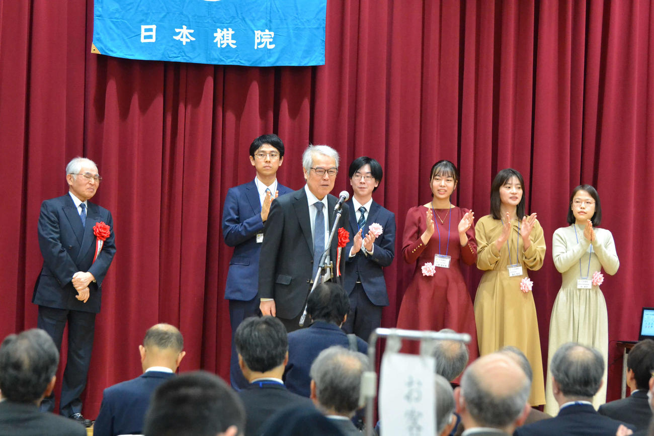 新年のあいさつで「もうひと花咲かせたい」と抱負を述べた二十四世本因坊秀芳（石田芳夫九段、後列左から大竹英雄名誉碁聖、一力遼棋聖、芝野虎丸名人、上野愛咲美女流名人、藤沢里菜女流本因坊、牛栄子扇興杯）