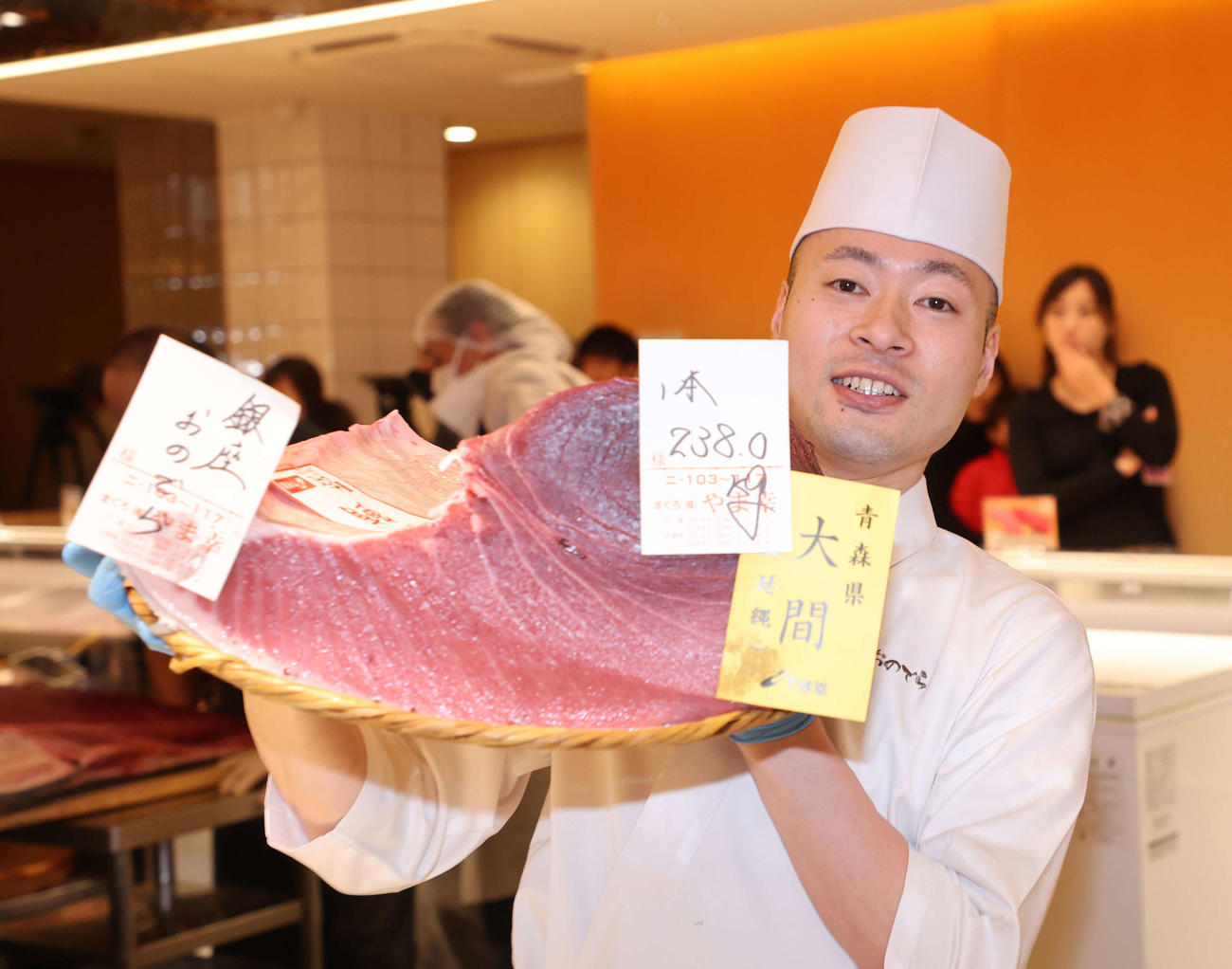 解体された初競り1番マグロの大トロ（撮影・鈴木正人）