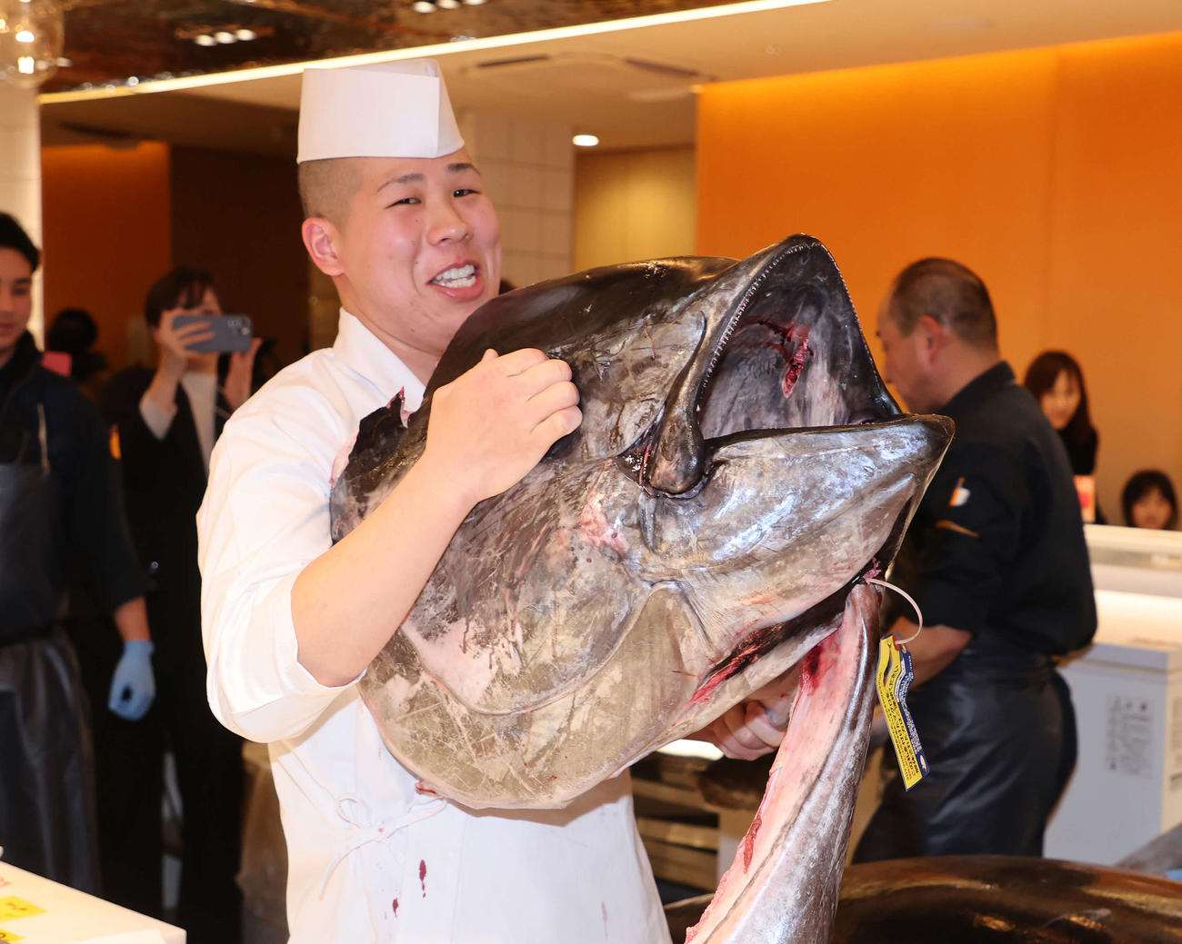解体された初競り1番マグロの頭（撮影・鈴木正人）