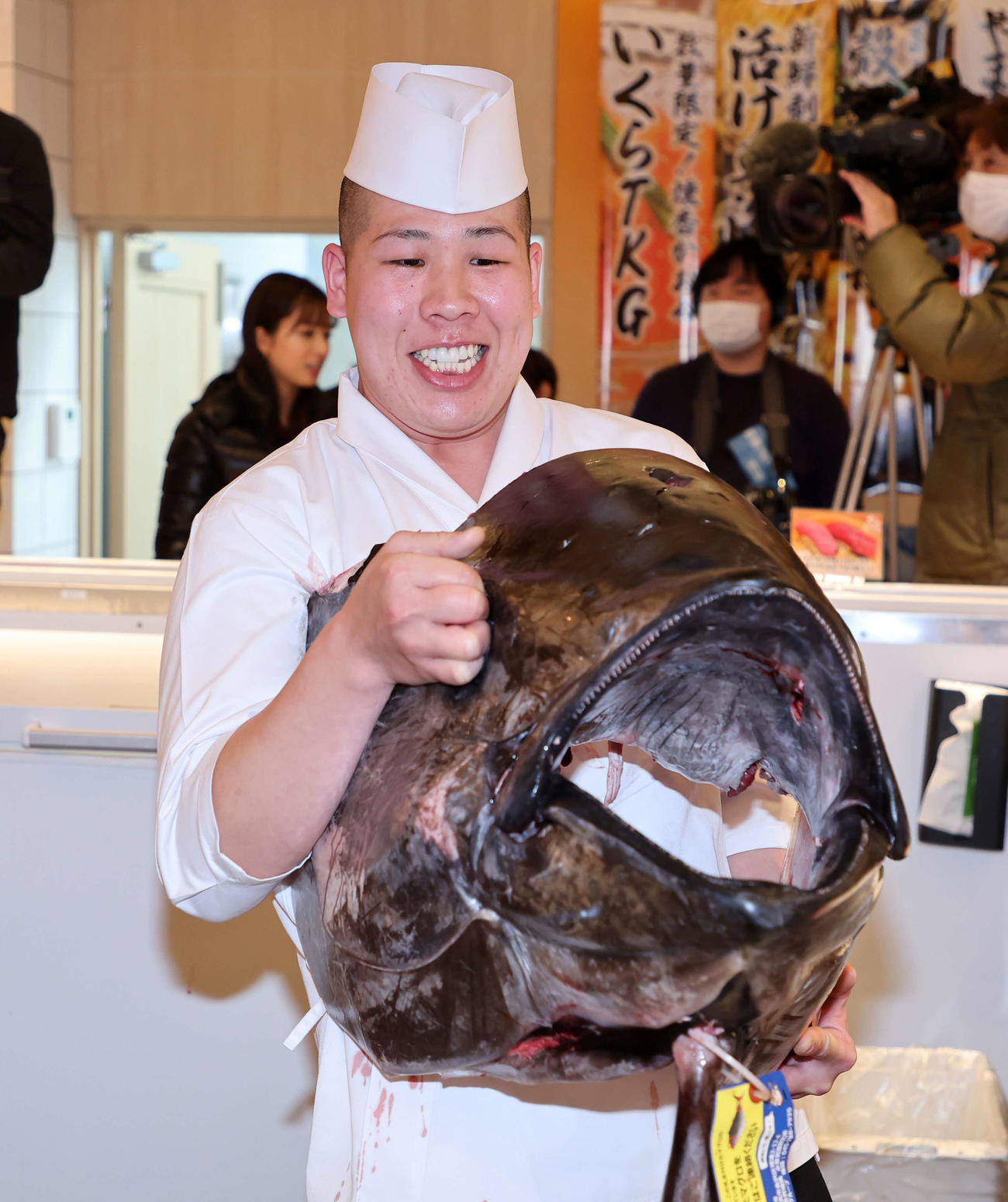 解体された初競り1番マグロの頭（撮影・鈴木正人）