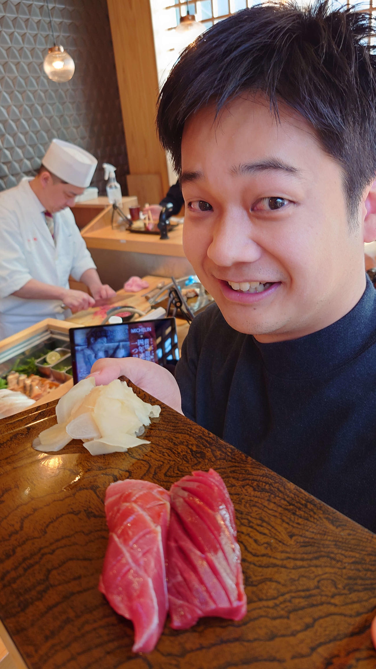 念願の一番マグロにニッコリの五十嵐直人さん（撮影・寺沢卓）