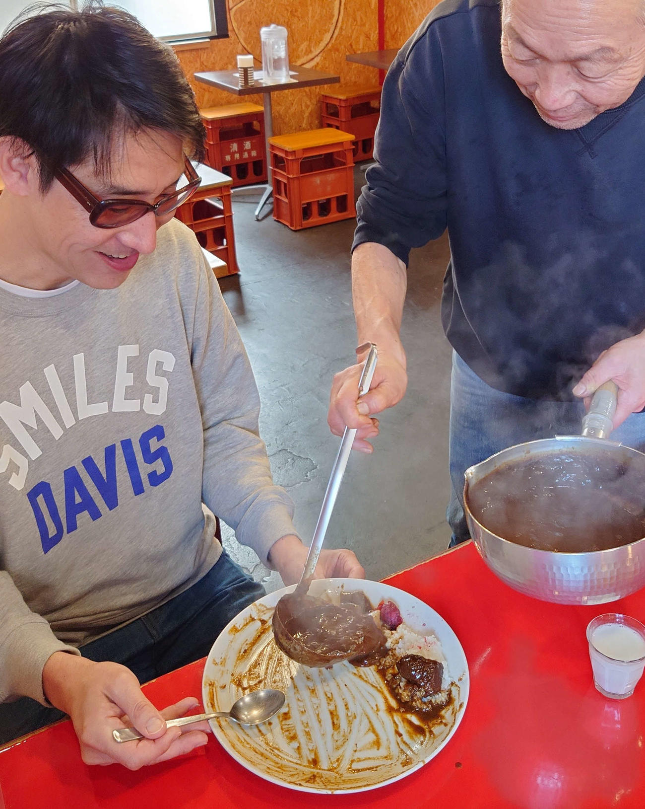 ご飯がなくなってもカレールーのおかわりができちゃう（撮影・寺沢卓）