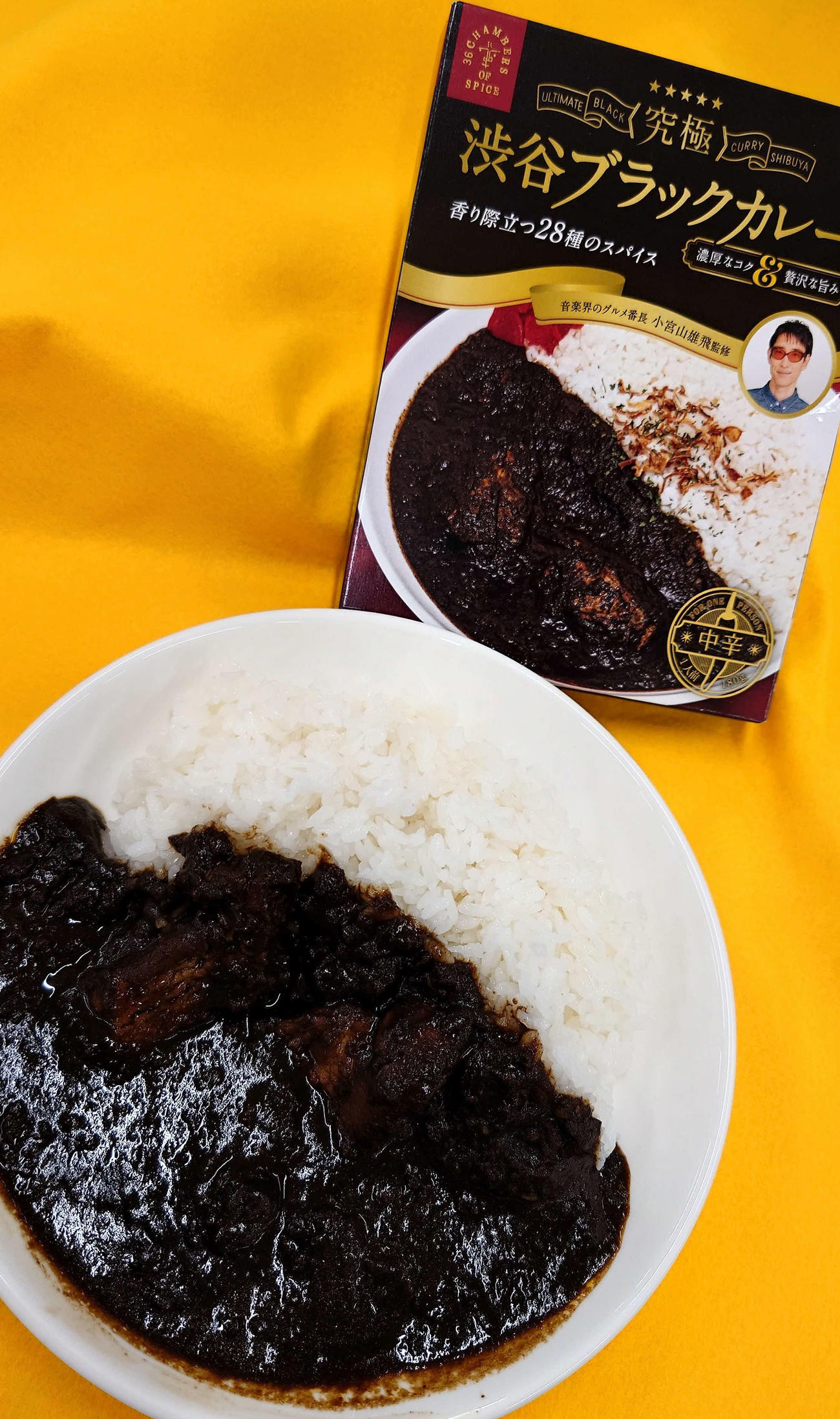 小宮山が監修したレトルトカレー「渋谷ブラックカレー」（撮影・寺沢卓）