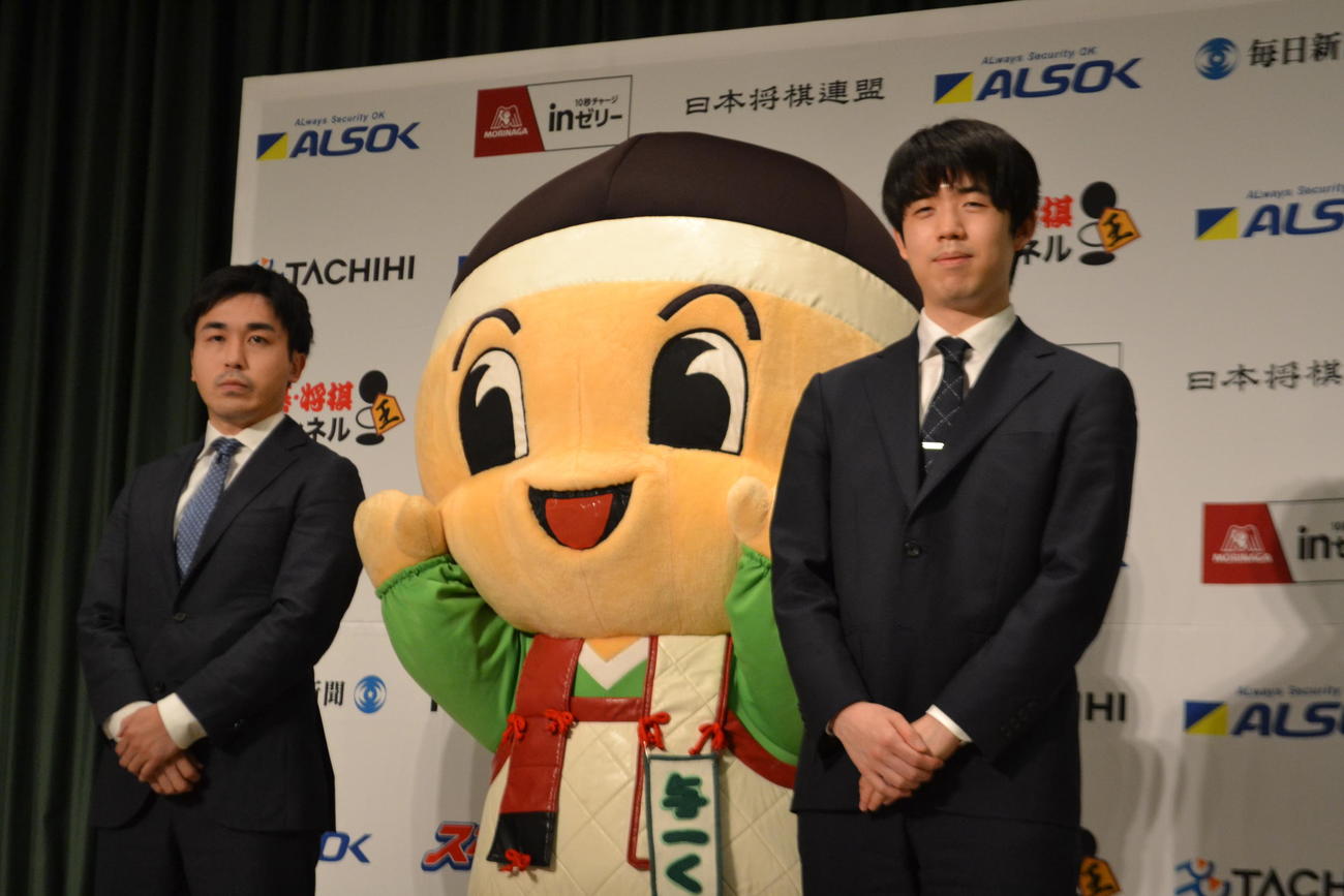 王将戦第1局の前日会見に臨んだ菅井竜也八段（左）と藤井聡太王将（右）。中央は大田原市のイメージキャラクター「与一くん」