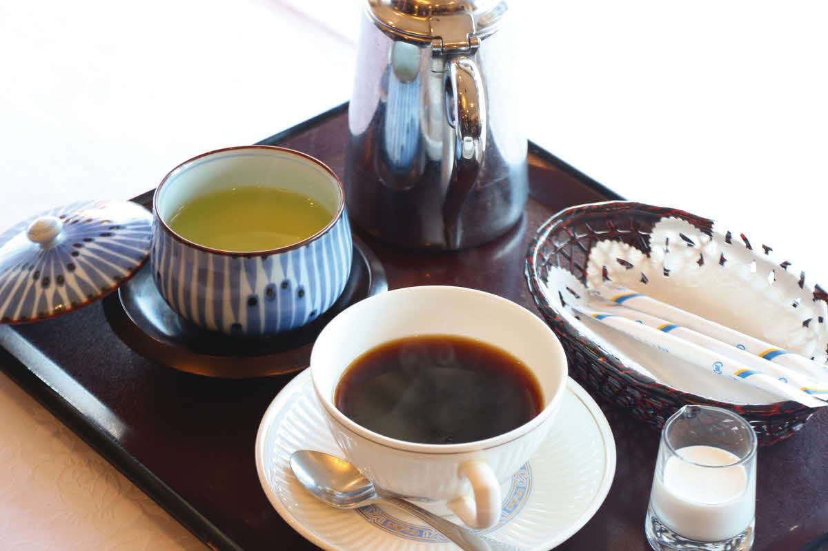 菅井竜也八段の初日午前のおやつはコーヒーと緑茶（日本将棋連盟提供）