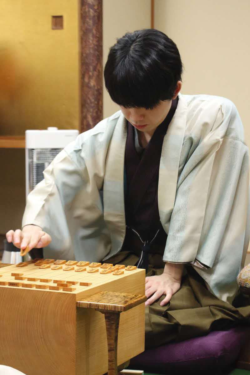 2024年の8冠防衛ロード初戦を迎えた後手の藤井聡太王将（日本将棋連盟提供）