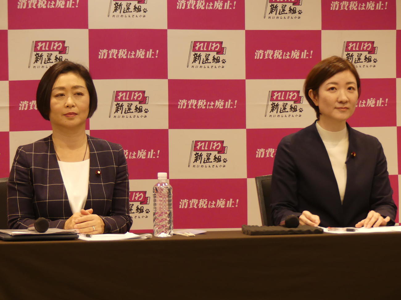 れいわ新選組の櫛渕万里衆院議員（左）。右は大石晃子衆院議員（2023年10月23日撮影）