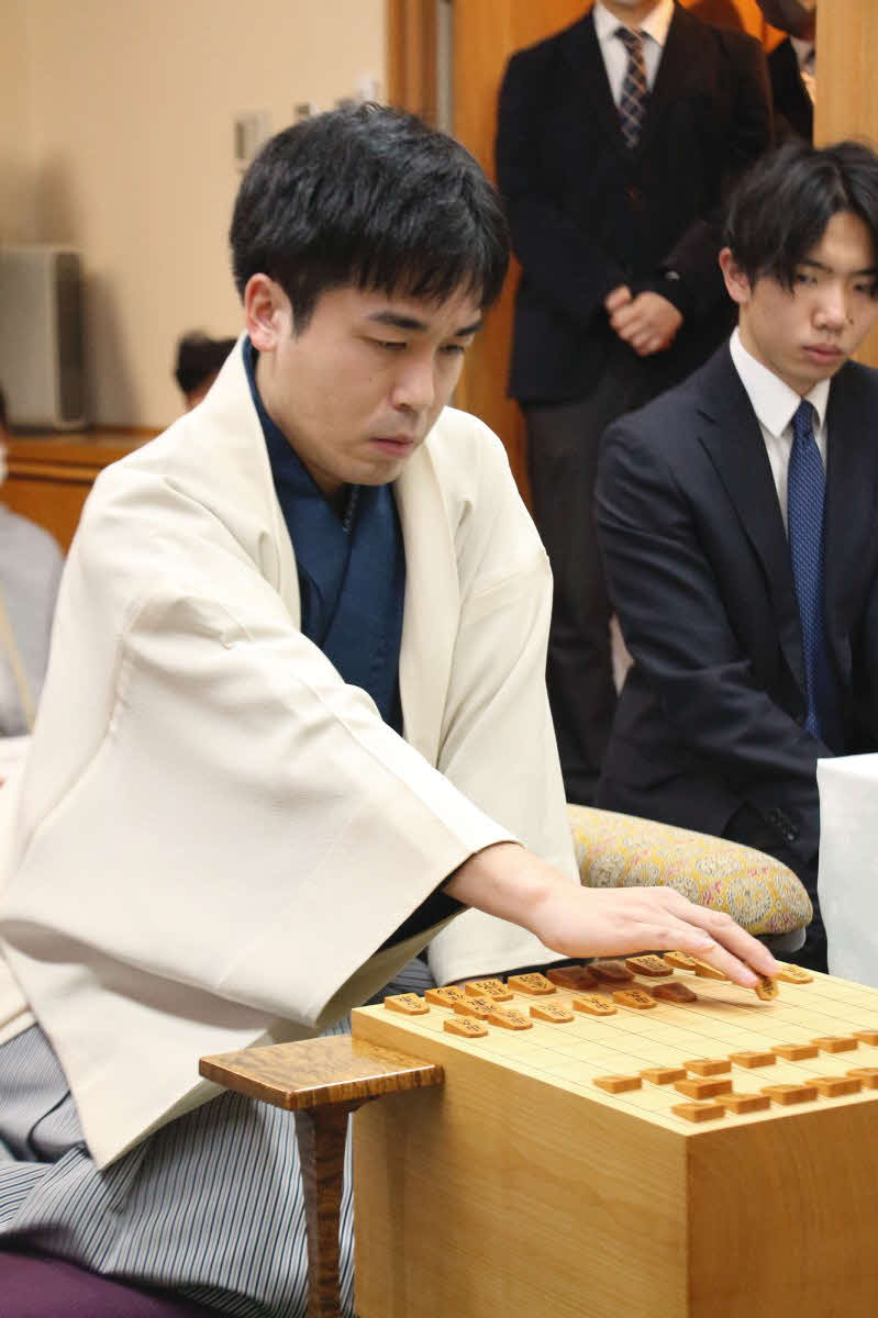 王将戦初挑戦で栃木初見参の先手菅井竜也八段（日本将棋連盟提供）