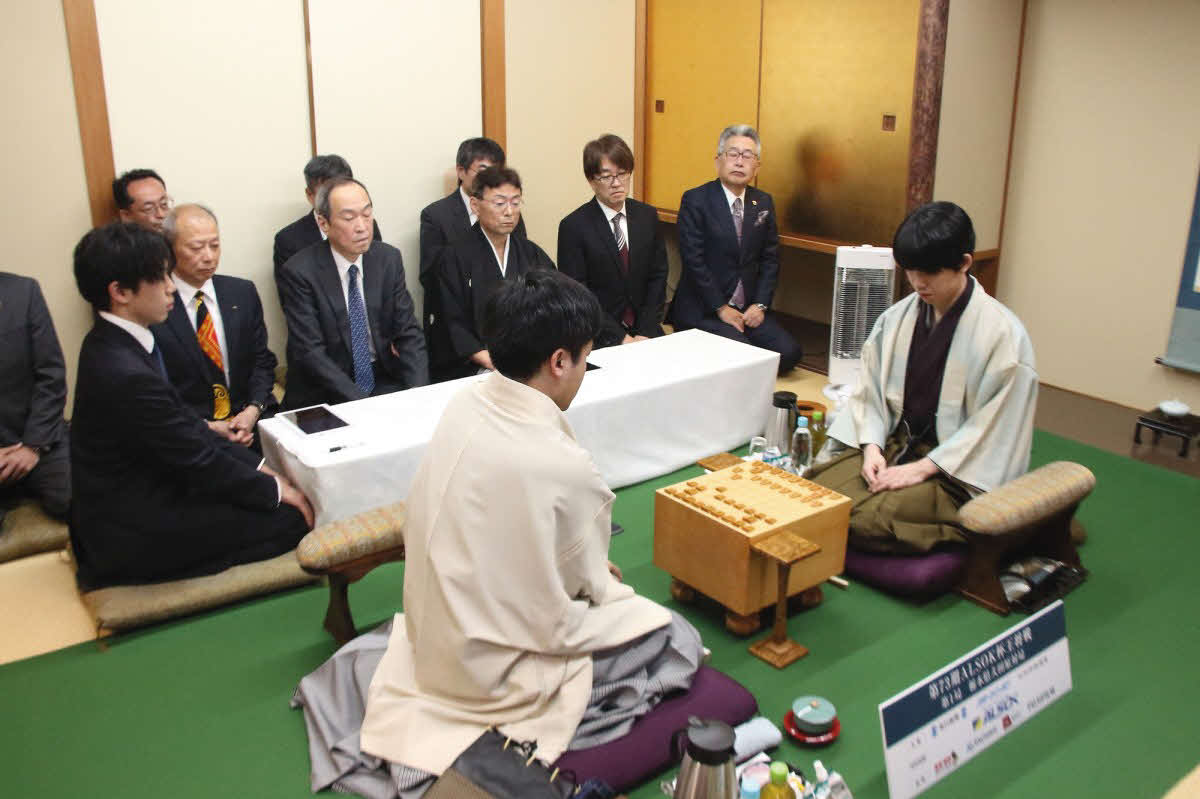 菅井竜也八段（左）の挑戦を受ける藤井聡太王将（右）の8冠防衛ロードがスタート