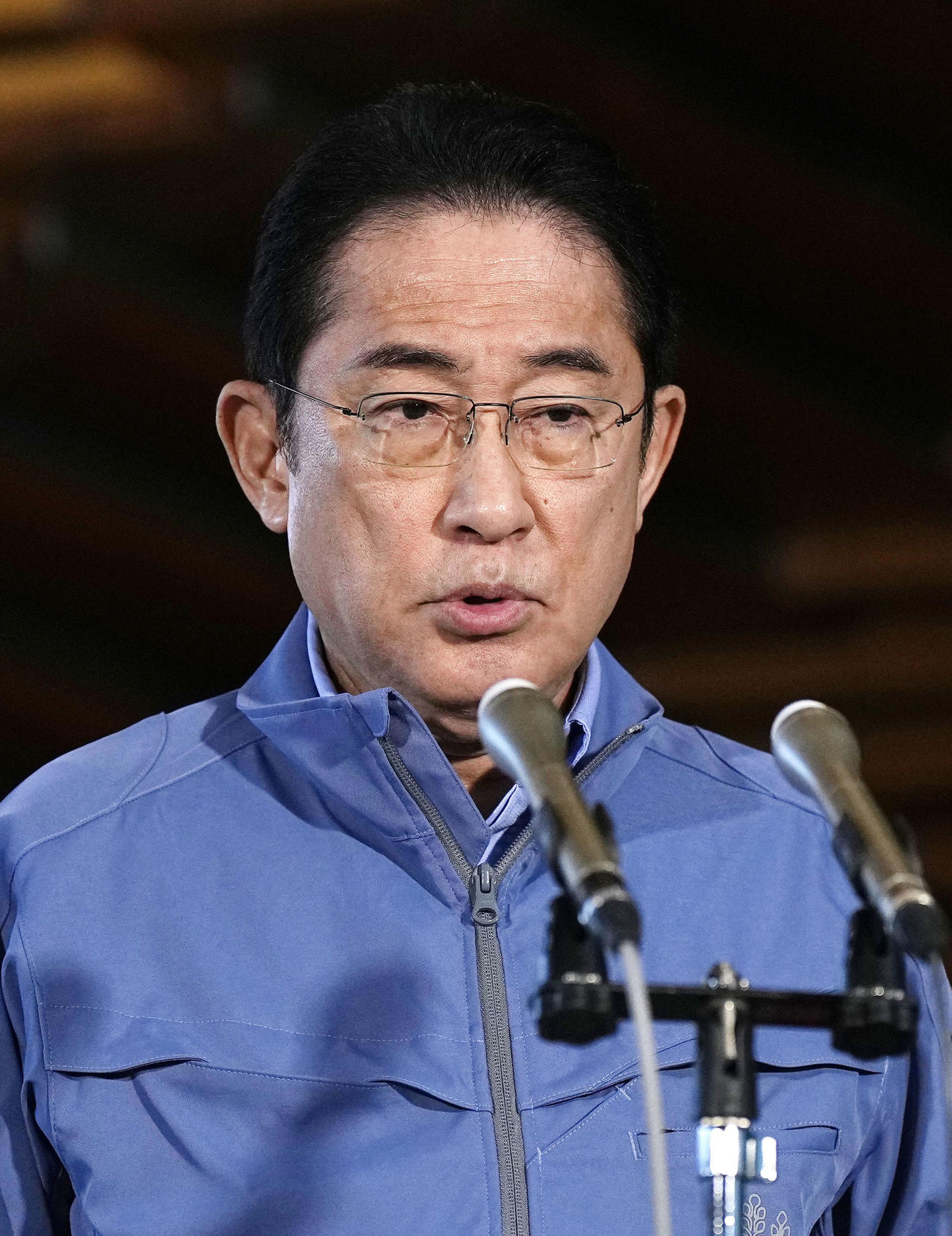 取材に応じる岸田首相（共同）