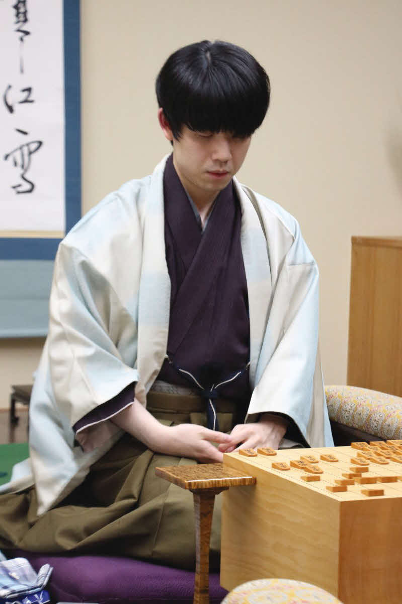 今年の8冠防衛ロード初戦の初日を終えた藤井聡太王将（日本将棋連盟提供）