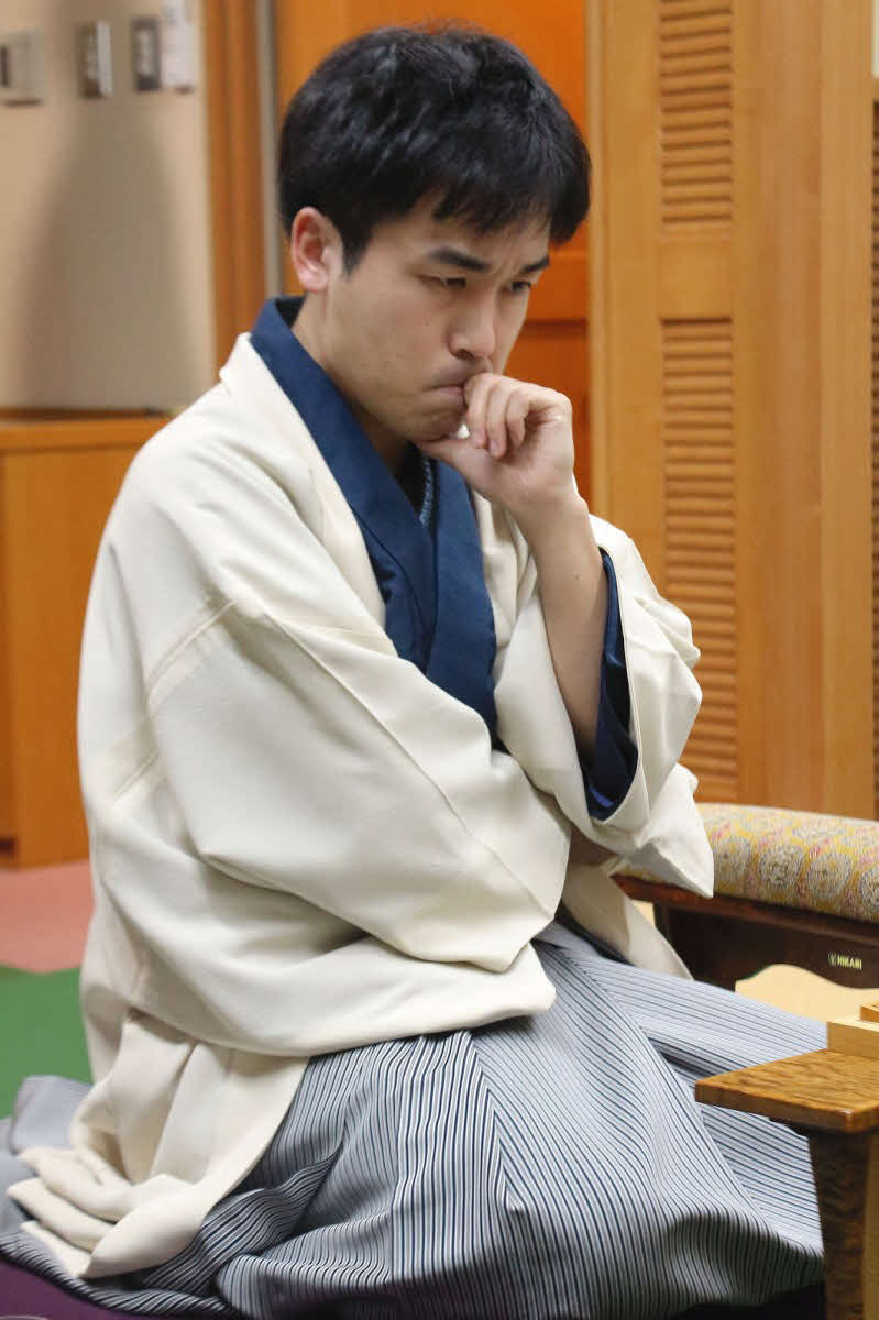 初日を終えた後もじっと盤を見つめる菅井竜也八段（日本将棋連盟提供）