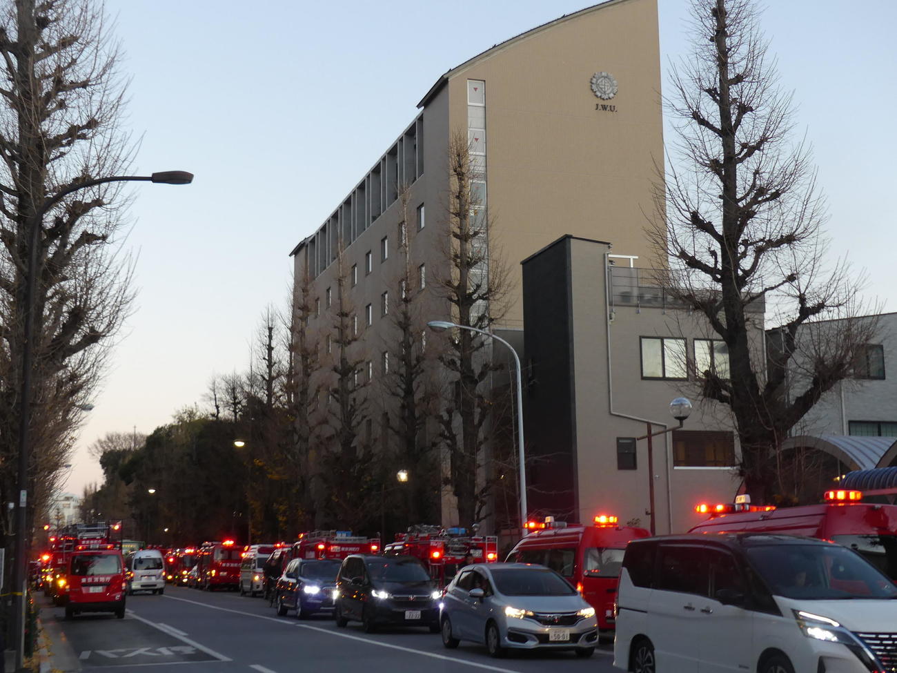田中角栄元首相邸周辺の火災で、多くの消防車が集まった（撮影・中山知子）