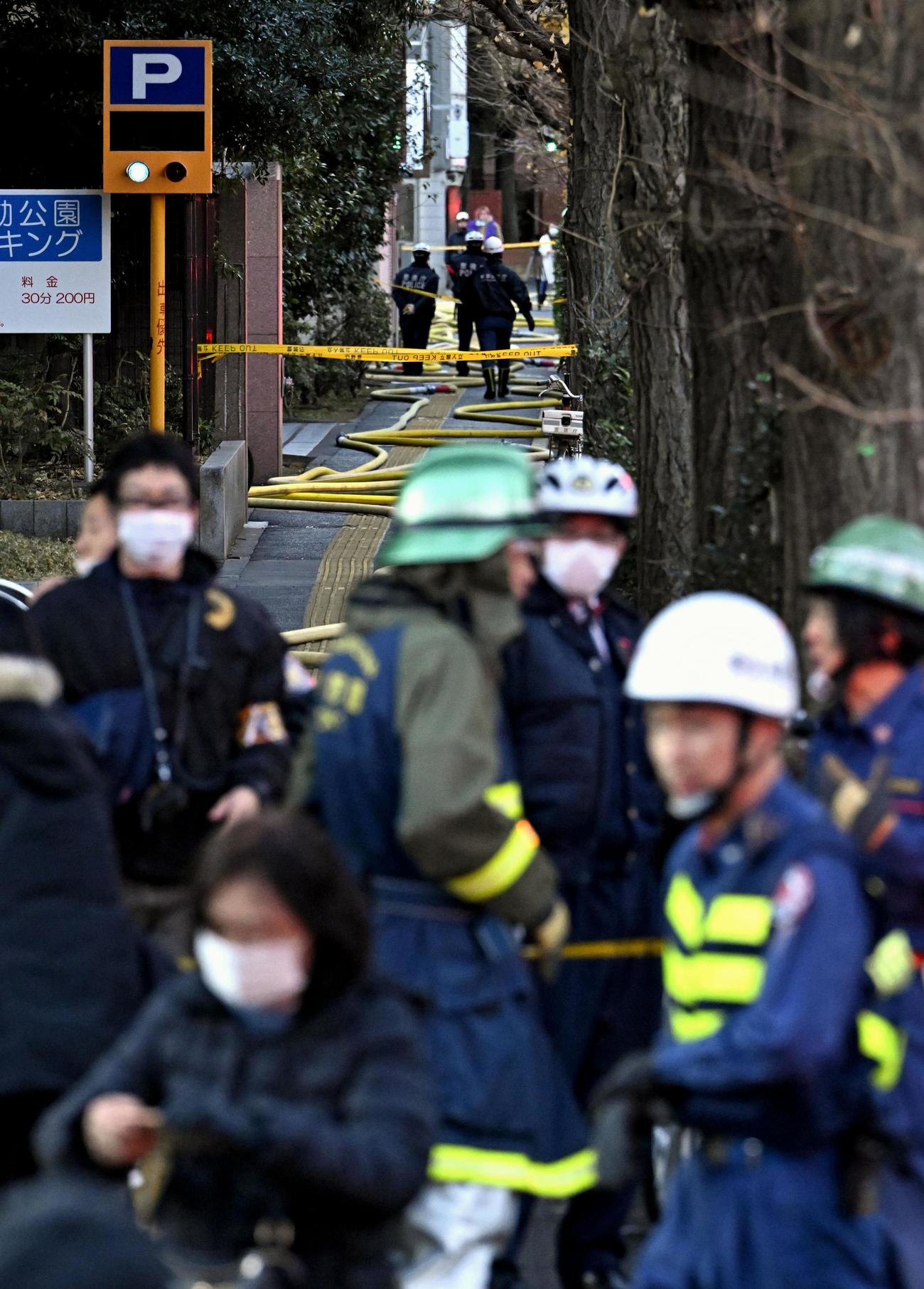 騒然とする故田中角栄元首相宅付近（共同）