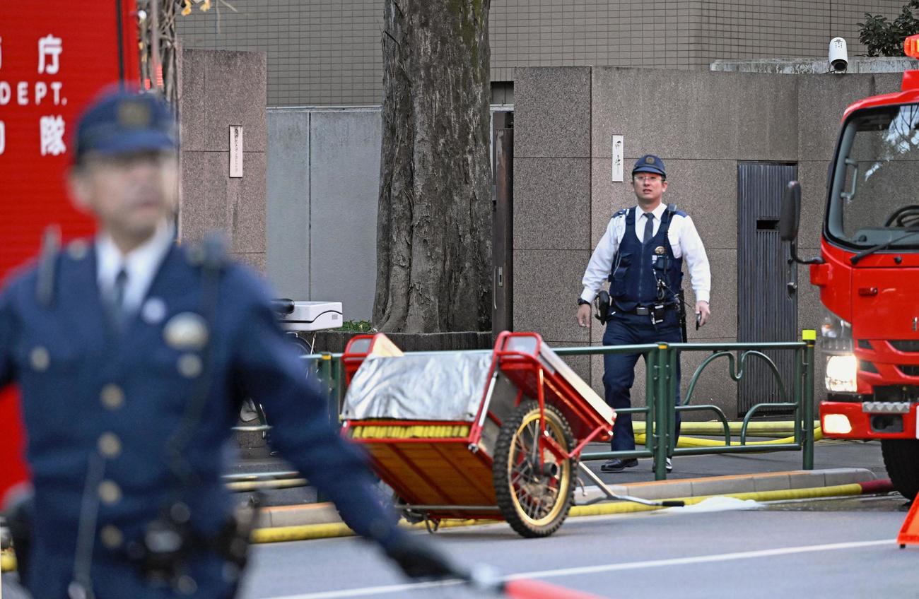故田中角栄元首相宅付近で活動する警察官（共同）