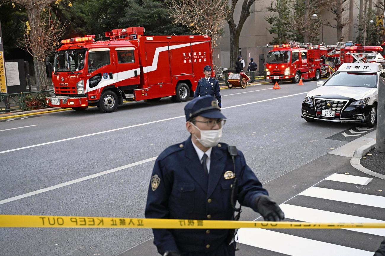 規制線が張られた故田中角栄元首相宅付近（共同）