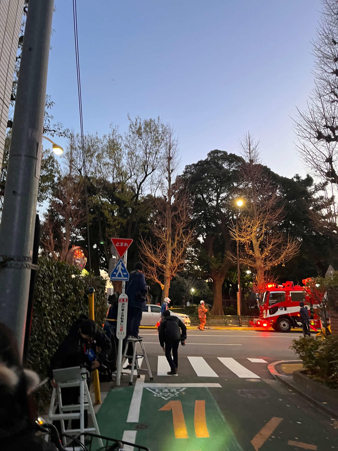 火災が発生したとみられる故田中角栄元首相宅付近（撮影・秋吉裕介）