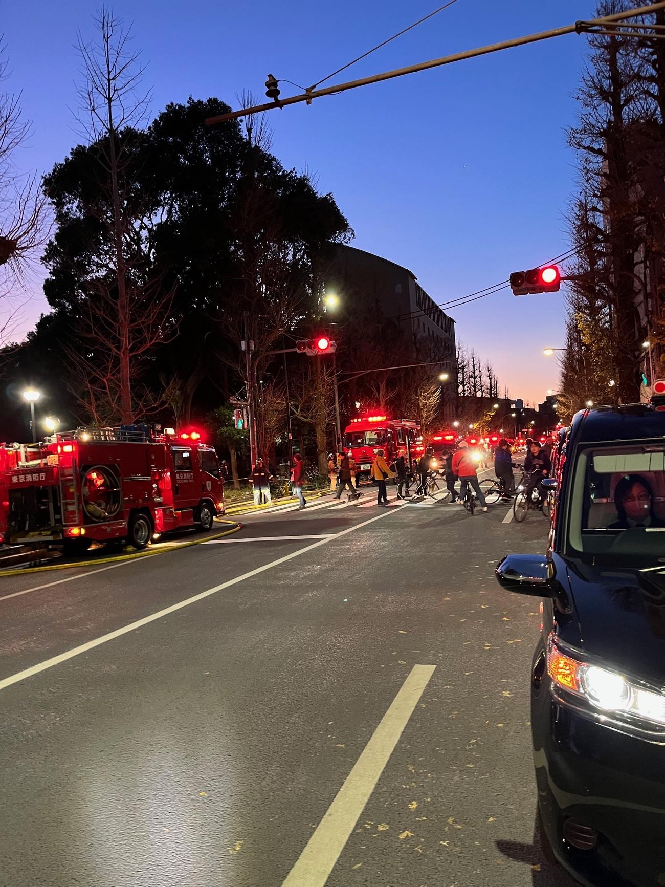 火災が発生したとみられる故田中角栄元首相宅付近（撮影・秋吉裕介）