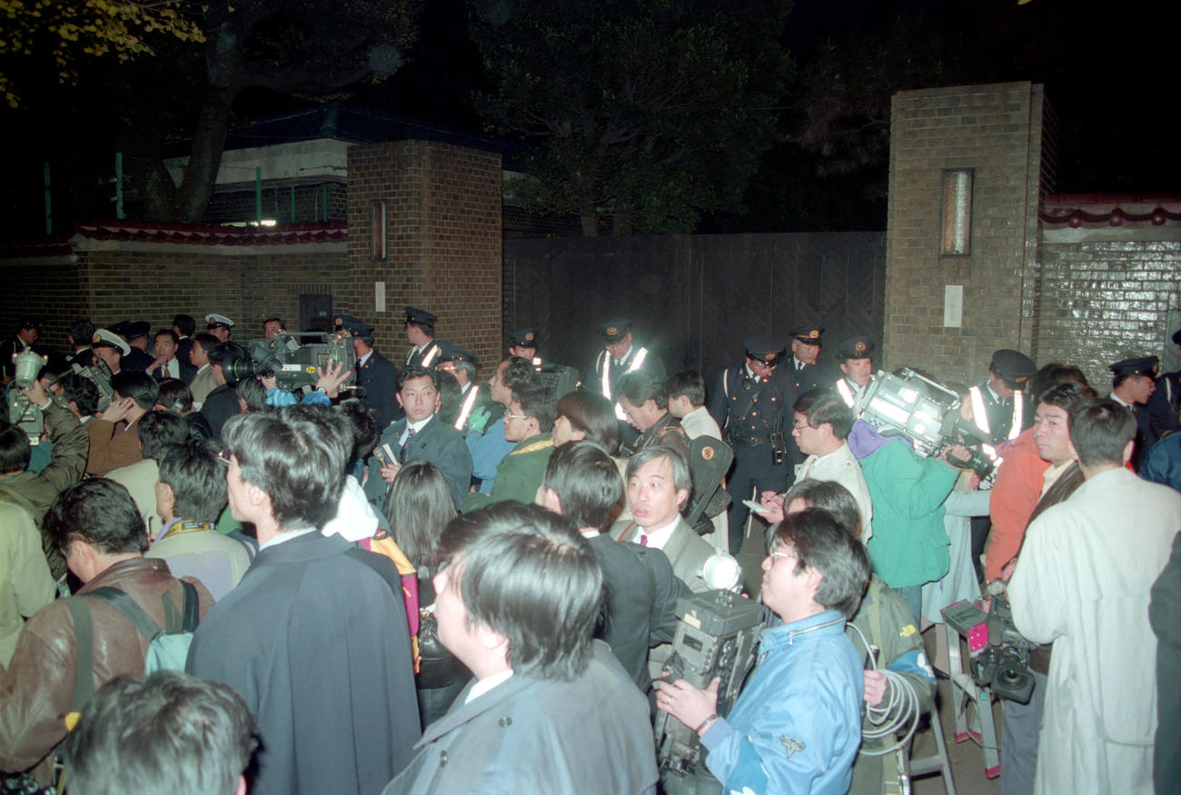 東京・目白の田中角栄邸前に集まった大勢の報道陣（1993年12月撮影）