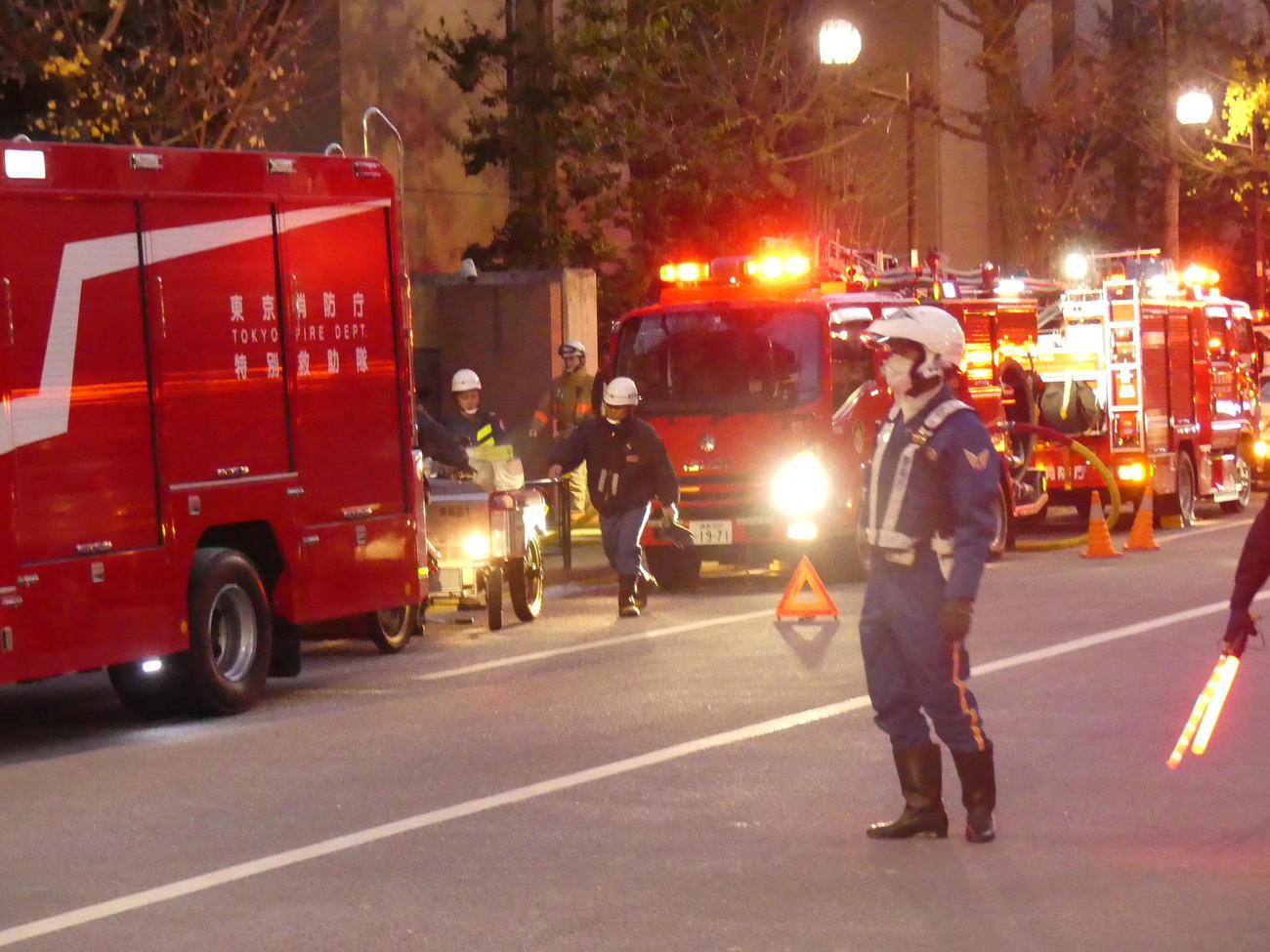 田中角栄元首相邸周辺の火災で、消火活動が行われた（撮影・中山知子）