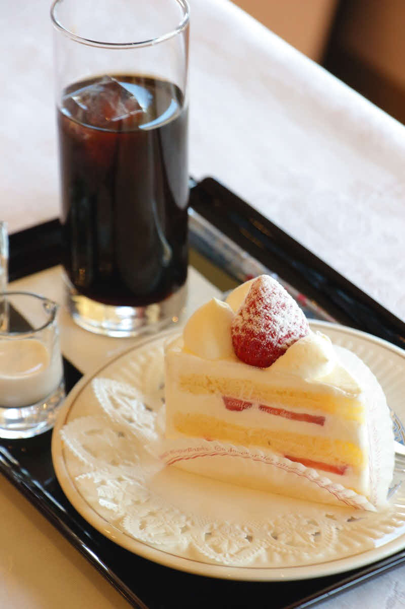 藤井聡太王将の2日目午前のおやつは「イチゴショートケーキ」と「アイスコーヒー」（日本将棋連盟提供）