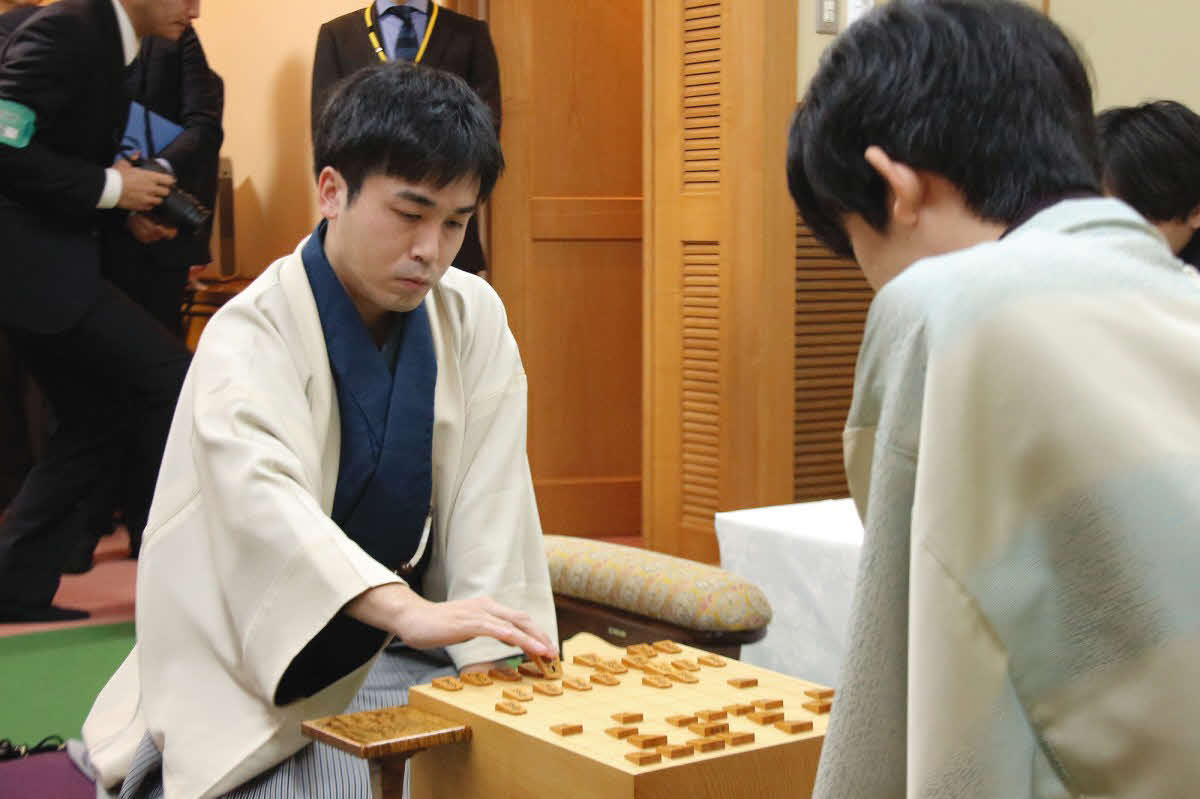 叡王戦5番勝負に続く三間飛車の連続採用で王将戦での初白星を目指す菅井竜也八段（日本将棋連盟提供）
