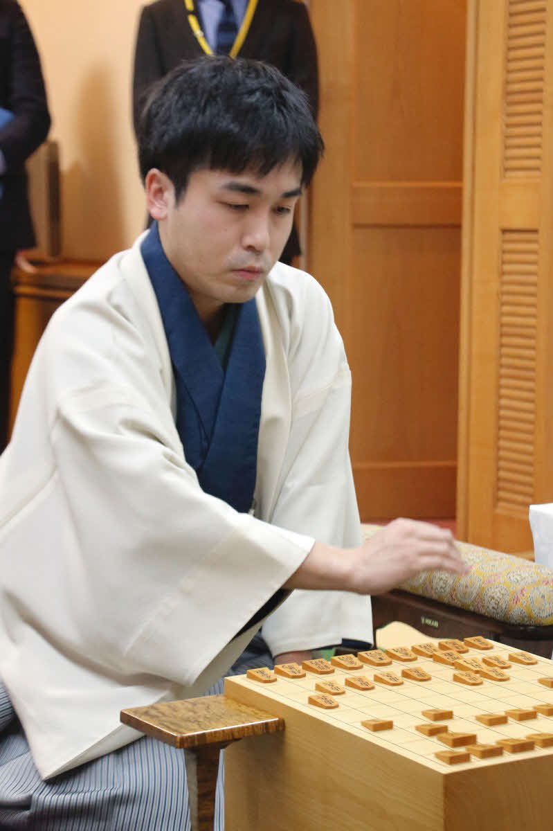 叡王戦5番勝負に続く三間飛車の連続採用で王将戦での初白星を目指す菅井竜也八段（日本将棋連盟提供）