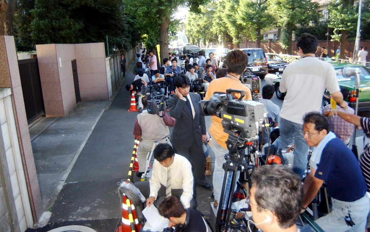 田中真紀子邸前には、大勢の報道陣が詰め掛けた（2002年8月撮影）