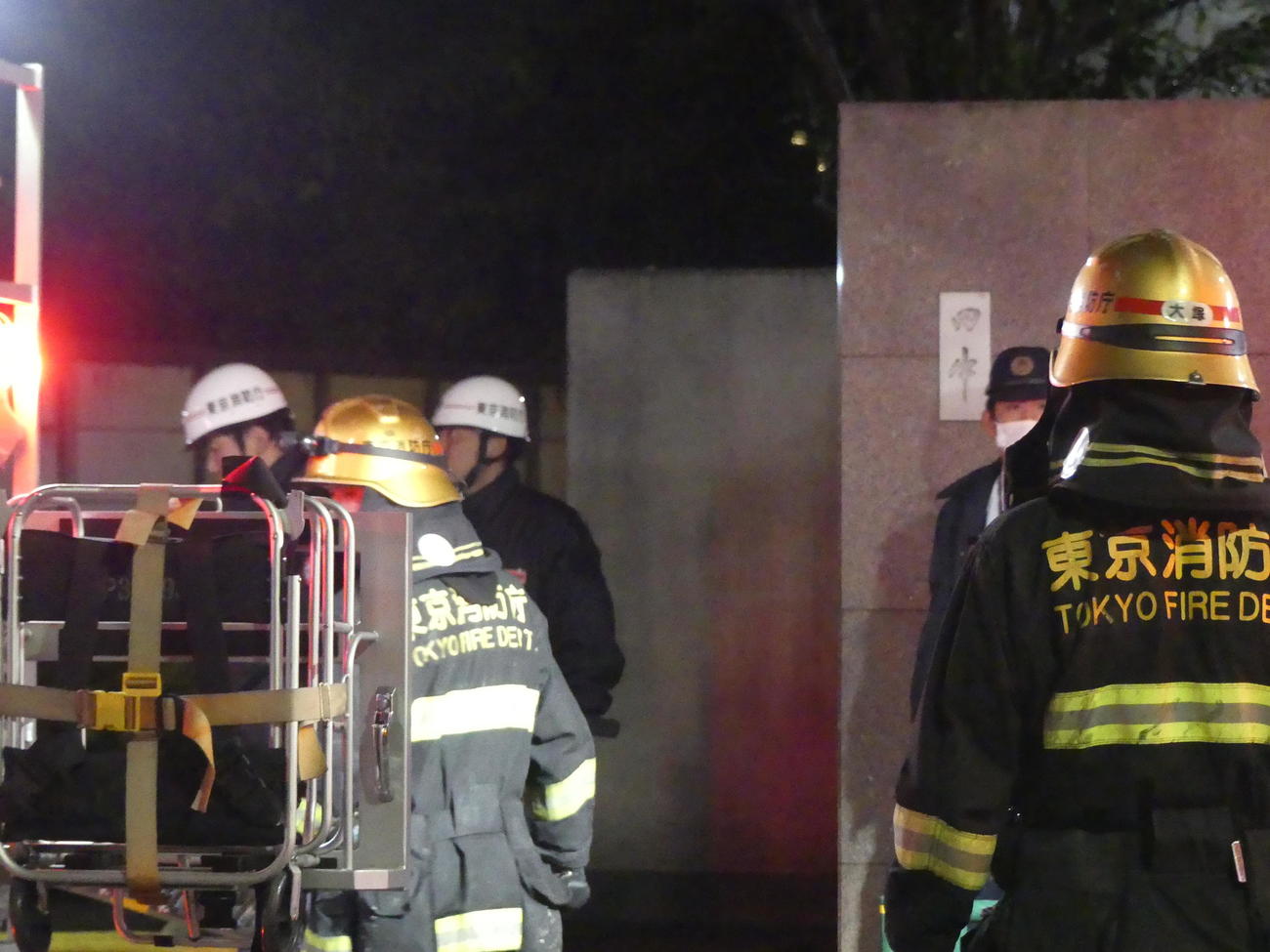 「田中」の表札がある田中角栄邸の中から消防関係者が出入りを続けた（撮影・中山知子）