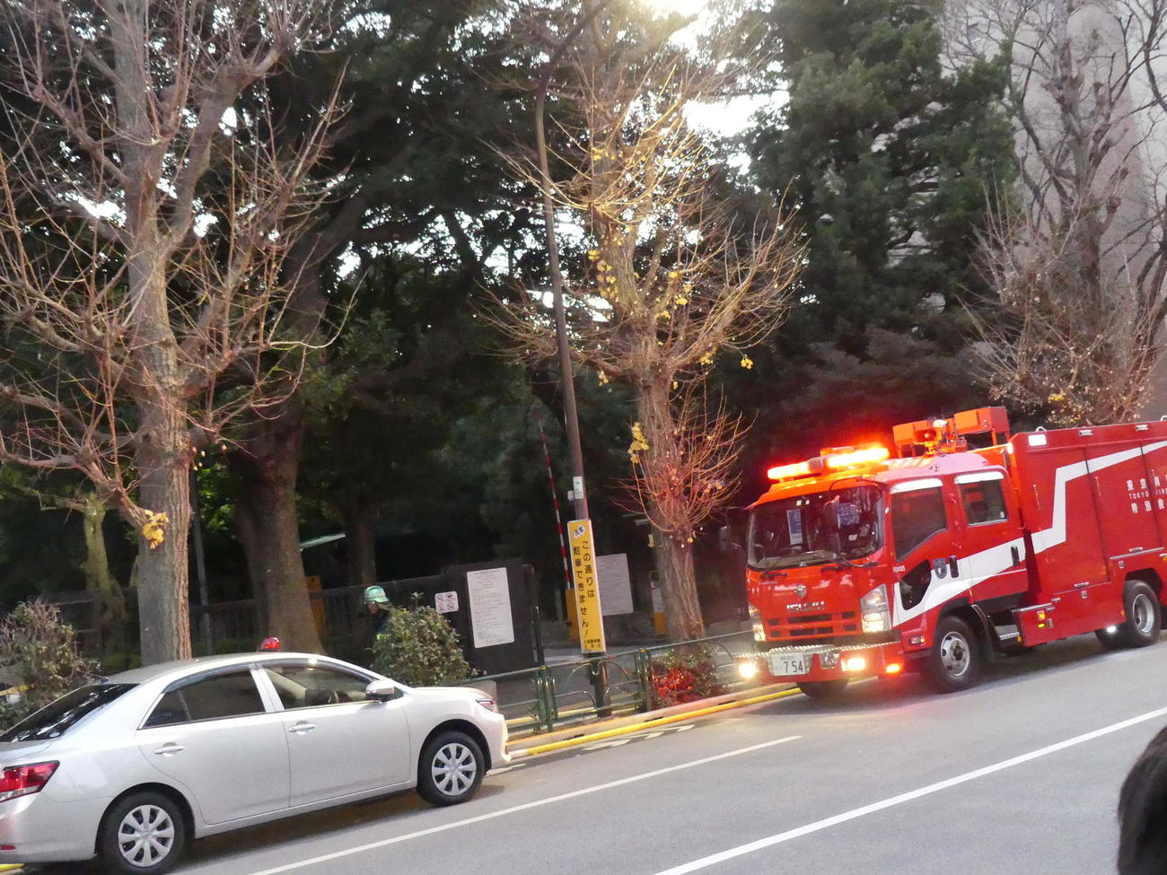 田中角栄元首相邸周辺の火災で、多くの消防車が集まった（撮影・中山知子）