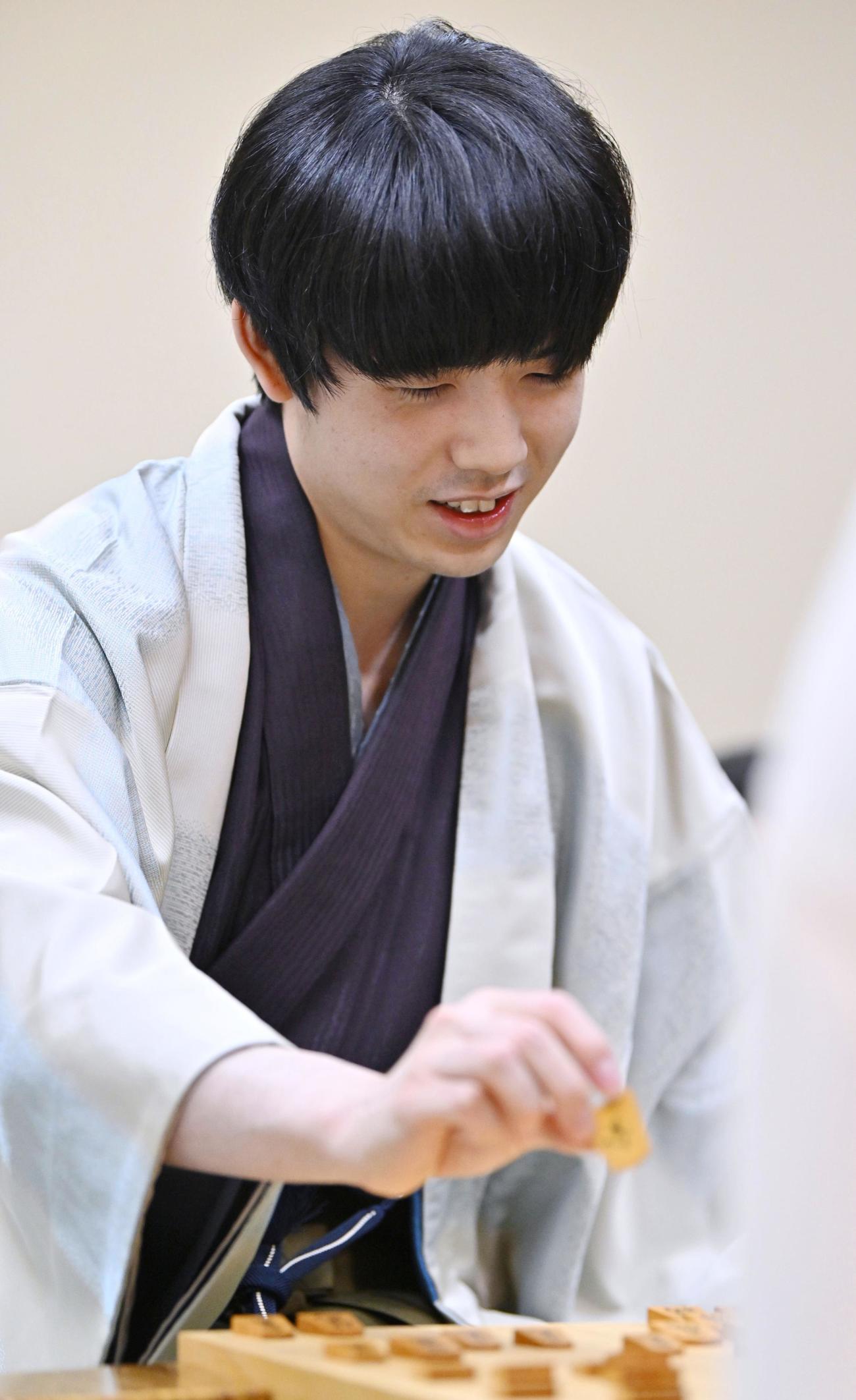 第73期王将戦7番勝負第1局で勝利した藤井聡太王将（代表撮影）