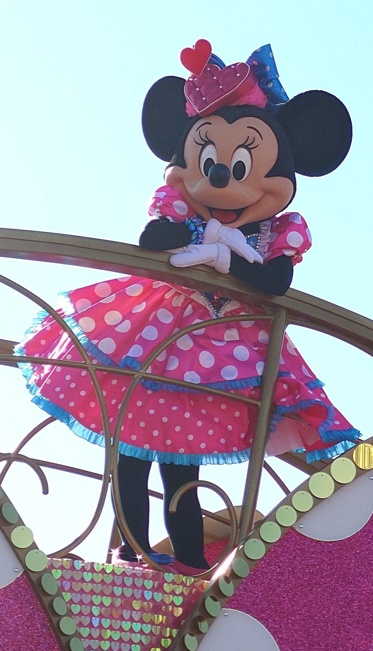 フロート上でポーズをとるミニーマウス。いい写真撮れたかな？（撮影・寺沢卓）