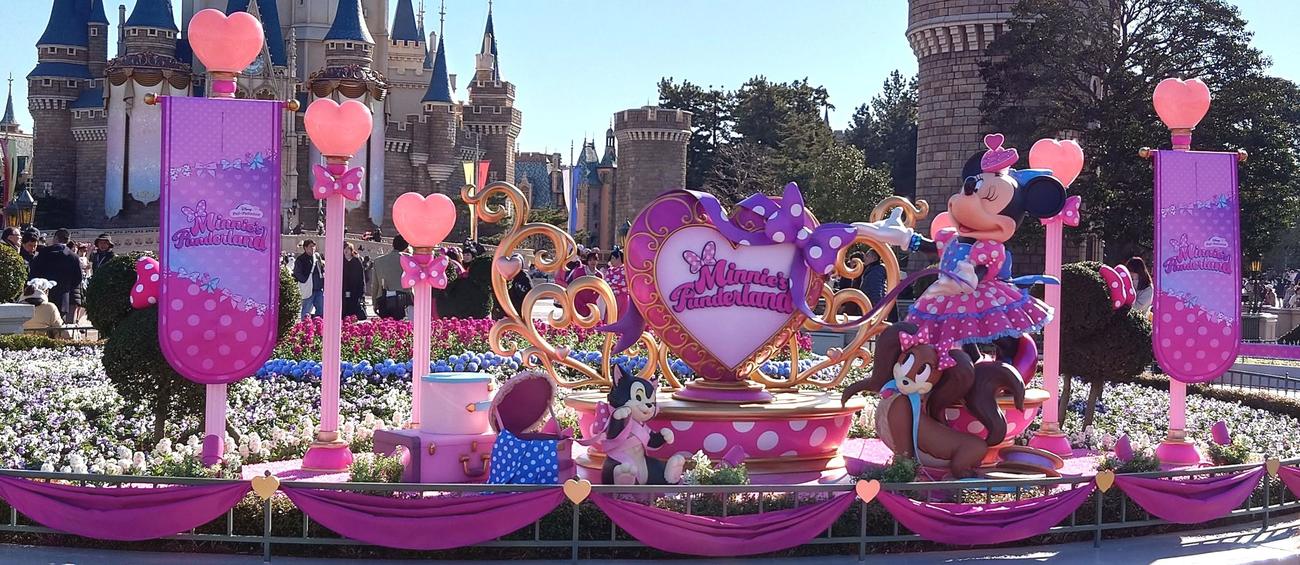 中央花壇にはモニュメント。正面からカメラを向けるとウインクするミニーちゃんの写真が撮れるよ（撮影・寺沢卓）