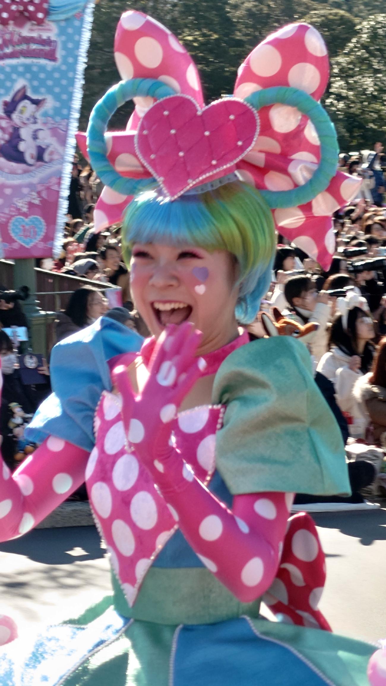 ダンサー、全力で踊ってます。笑顔も満天（撮影・寺沢卓）