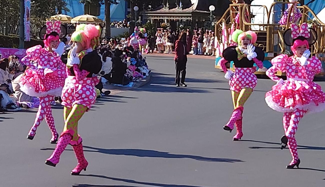 ピンクのドット柄の衣装。ダンスでミニーが弾けちゃう（撮影・寺沢卓）