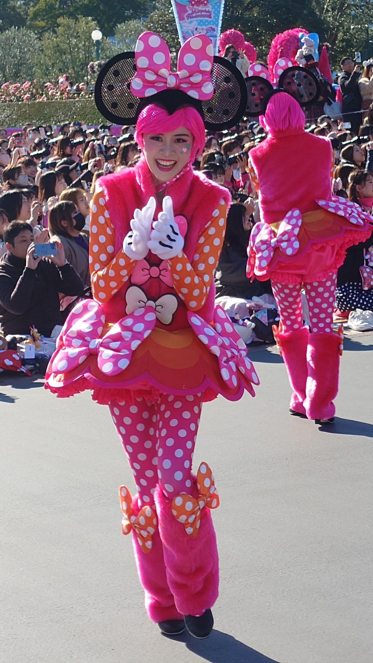 赤いダンサー。表と裏を一気にごらんください（撮影・寺沢卓）