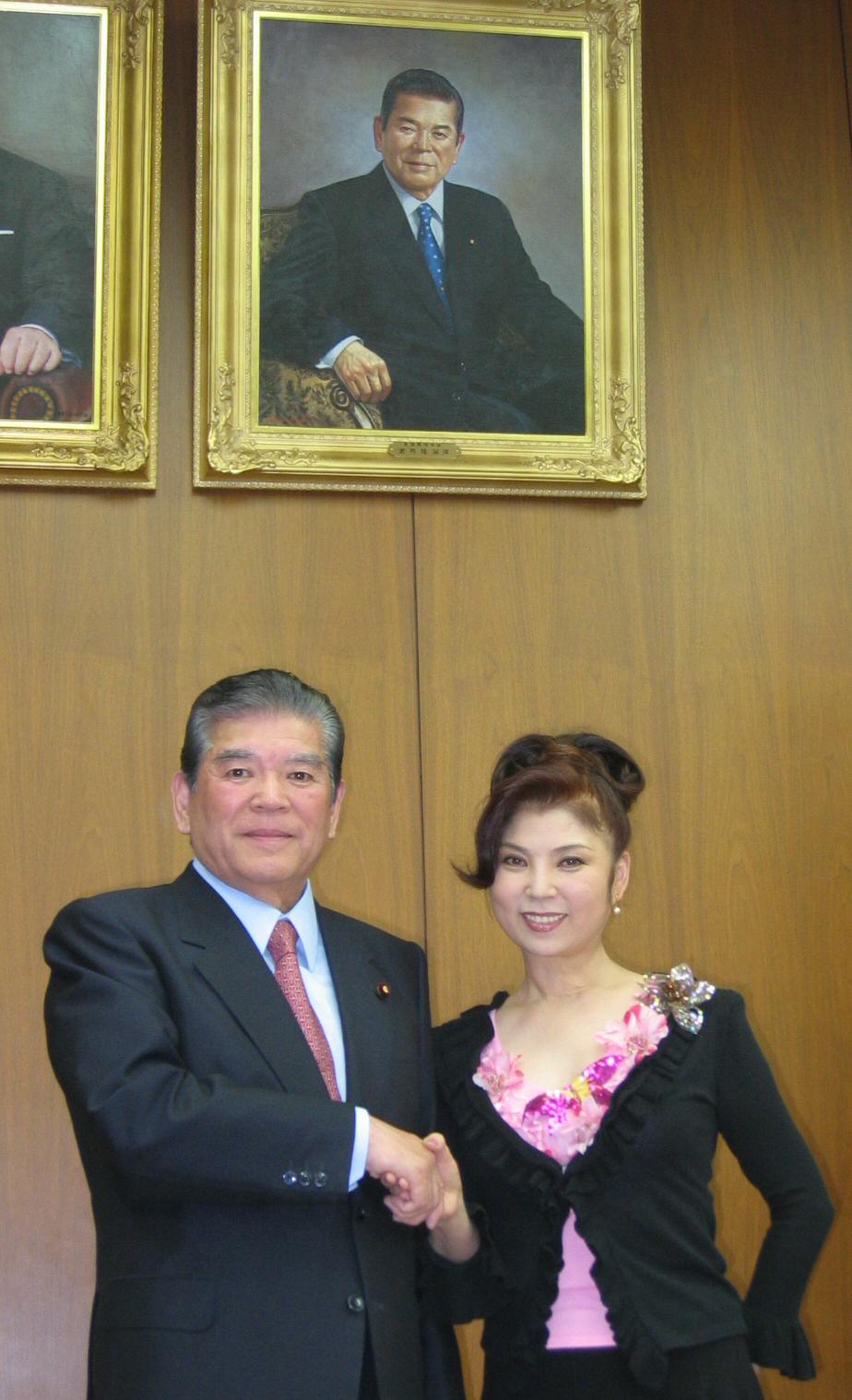 深谷隆司衆院議員（左）の肖像画を手掛けた八代亜紀さん（06年6月撮影）