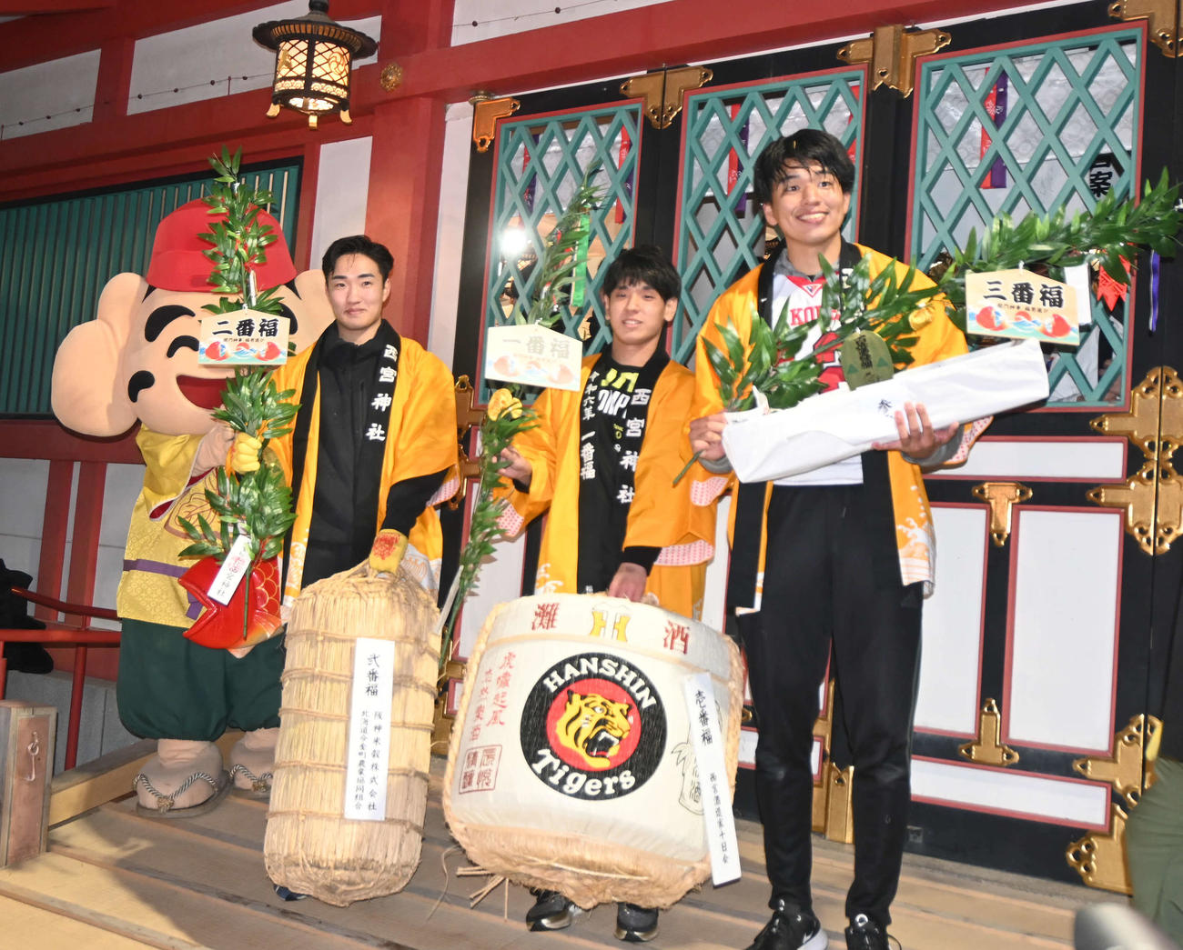 左から二番福の山下慎之介さん、一番福の高谷望巳さん、三番福の多田龍平さん（中央）（撮影・松浦隆司）