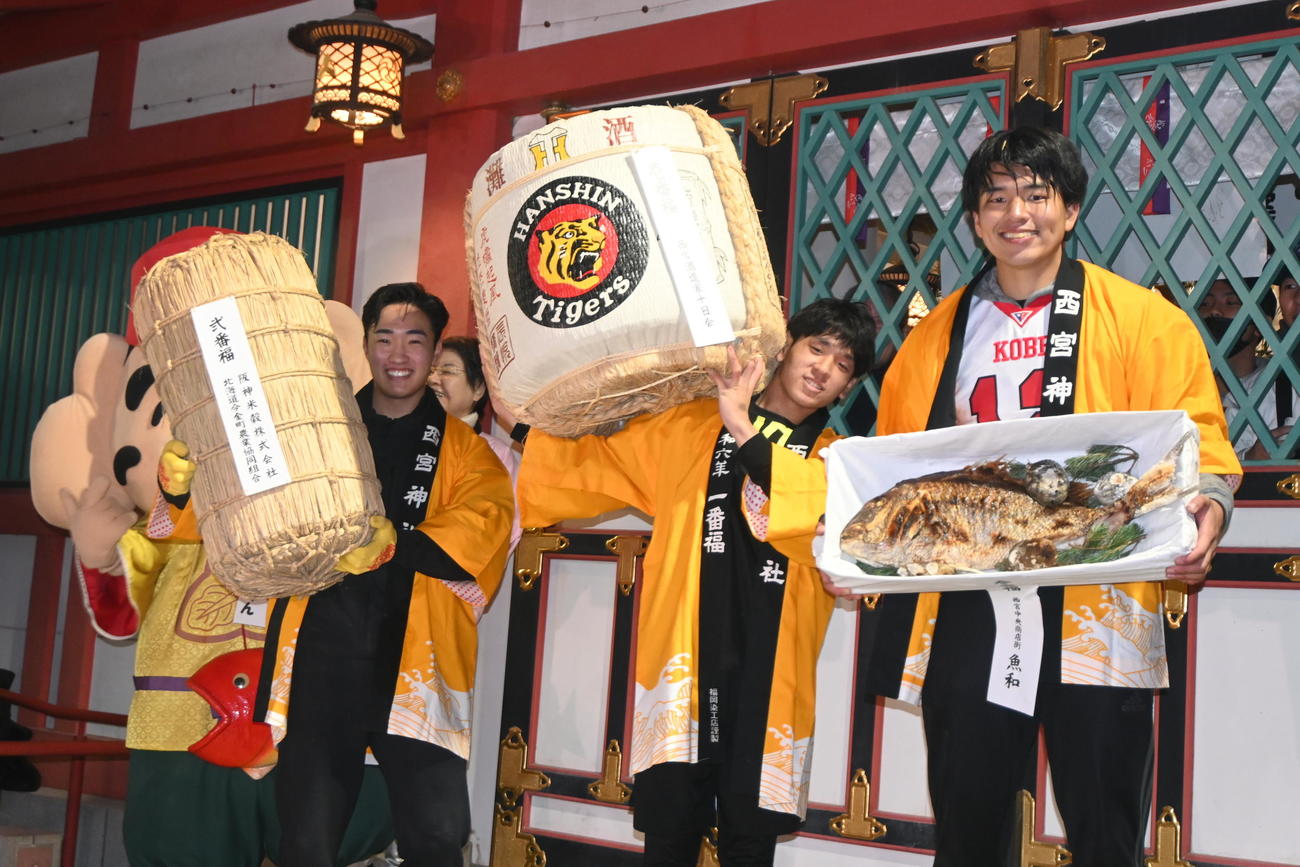 左から二番福の山下慎之介さん、一番福の高谷望巳さん、三番福の多田龍平さん（中央）（撮影・松浦隆司）