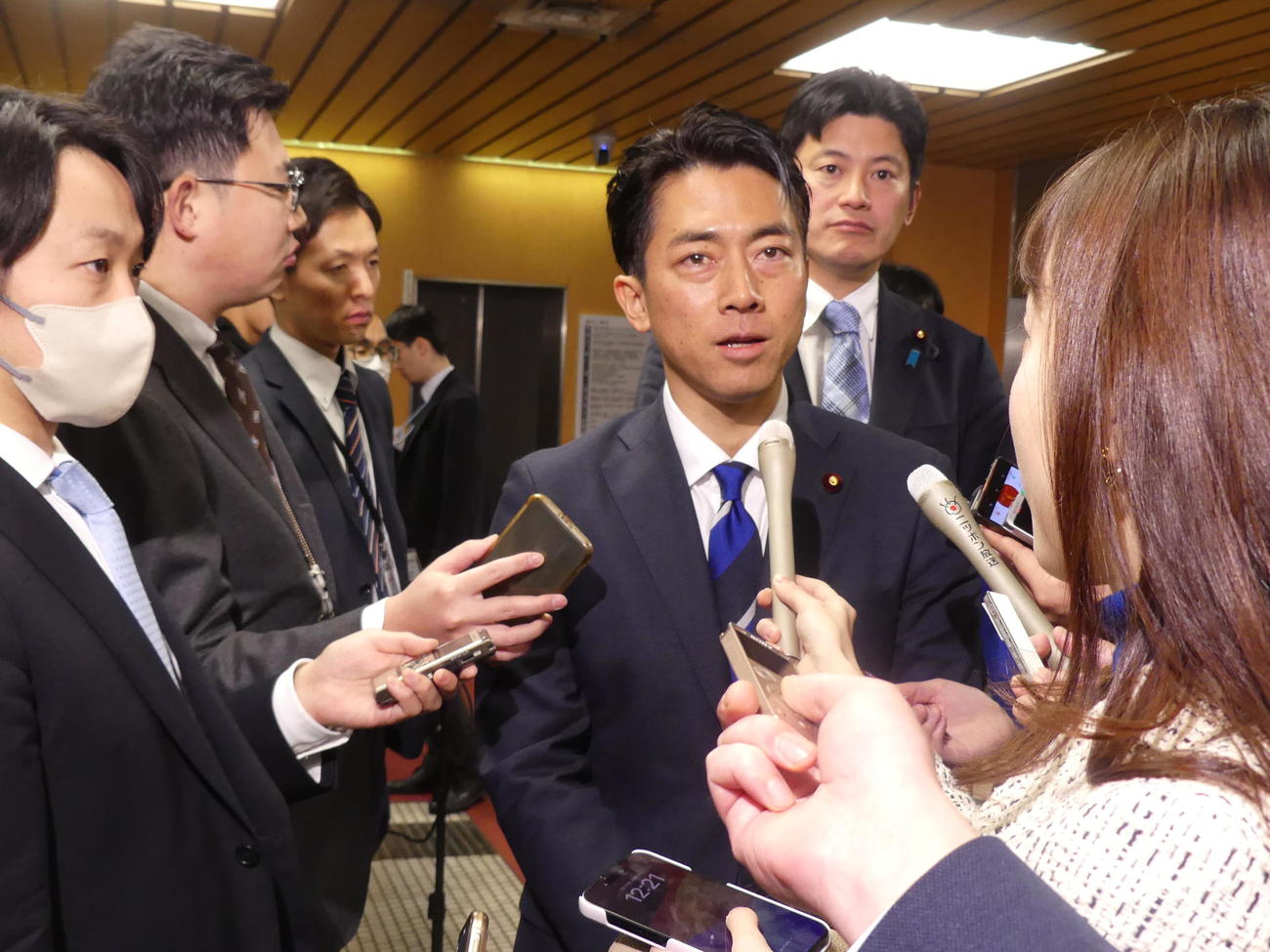 自民党「政治刷新本部」初会合の後、取材に応じる小泉進次郎元環境相（撮影・中山知子）