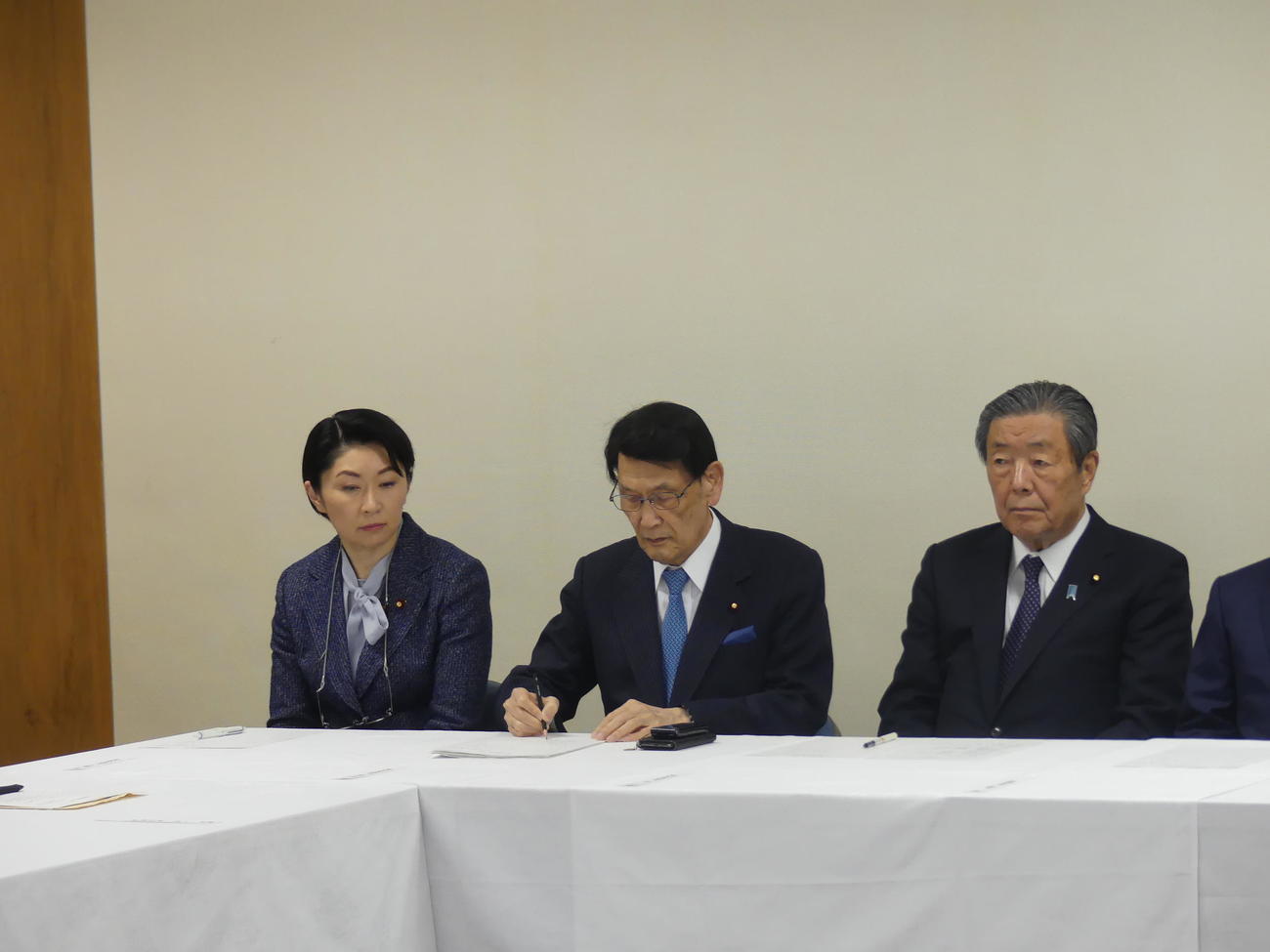自民党「政治刷新本部」初会合に出席した小渕優子選対委員長。中央は渡海紀三朗政調会長、右は森山裕総務会長（撮影・中山知子）