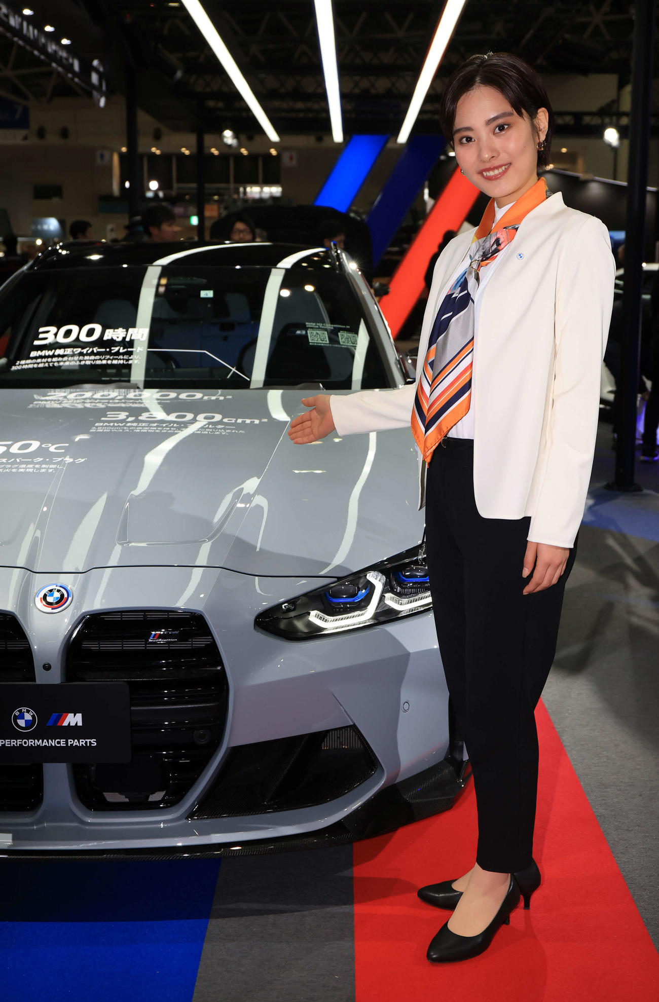 「TOKYO AUTO SALON 2024」でBMWのブースを彩るコンパニオン（撮影・浅見桂子）