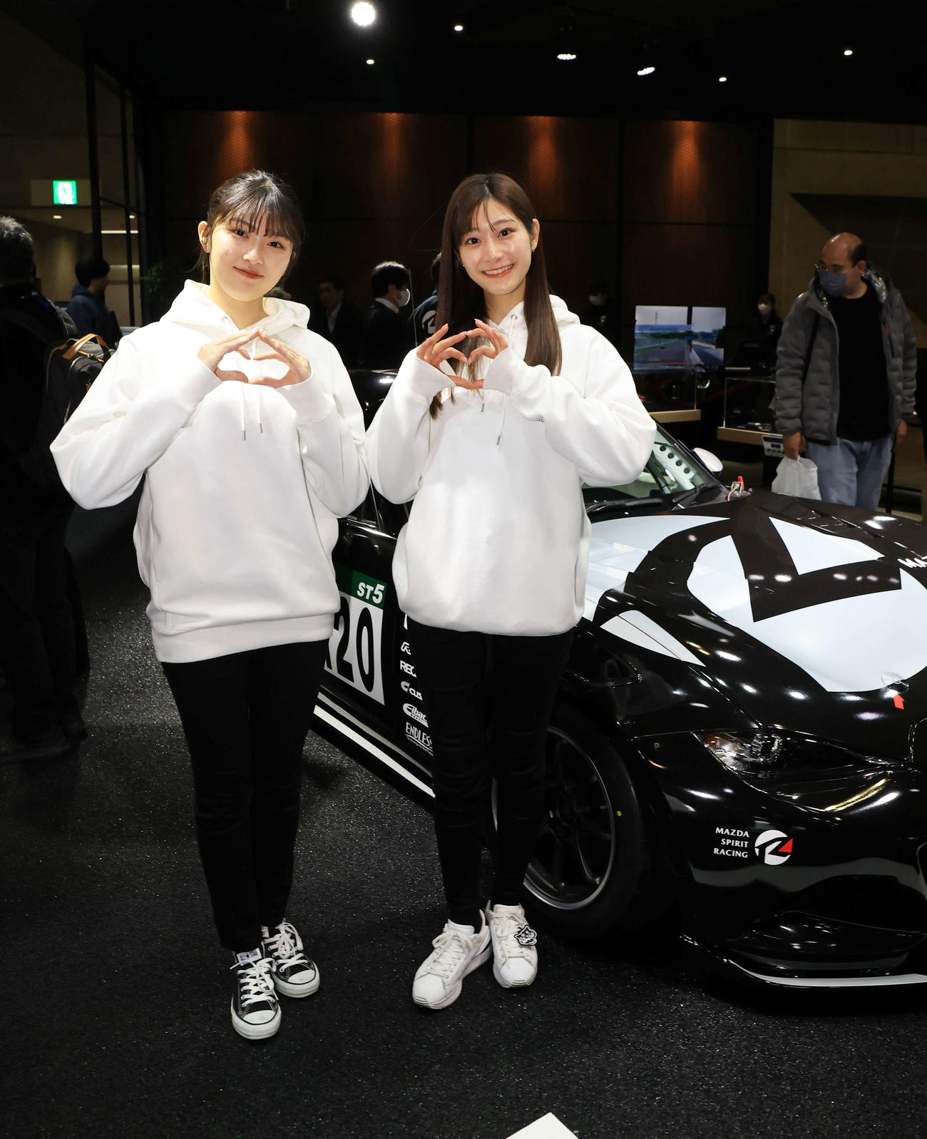 「TOKYO AUTO SALON 2024」でマツダのブースを彩るコンパニオンたち（撮影・浅見桂子）