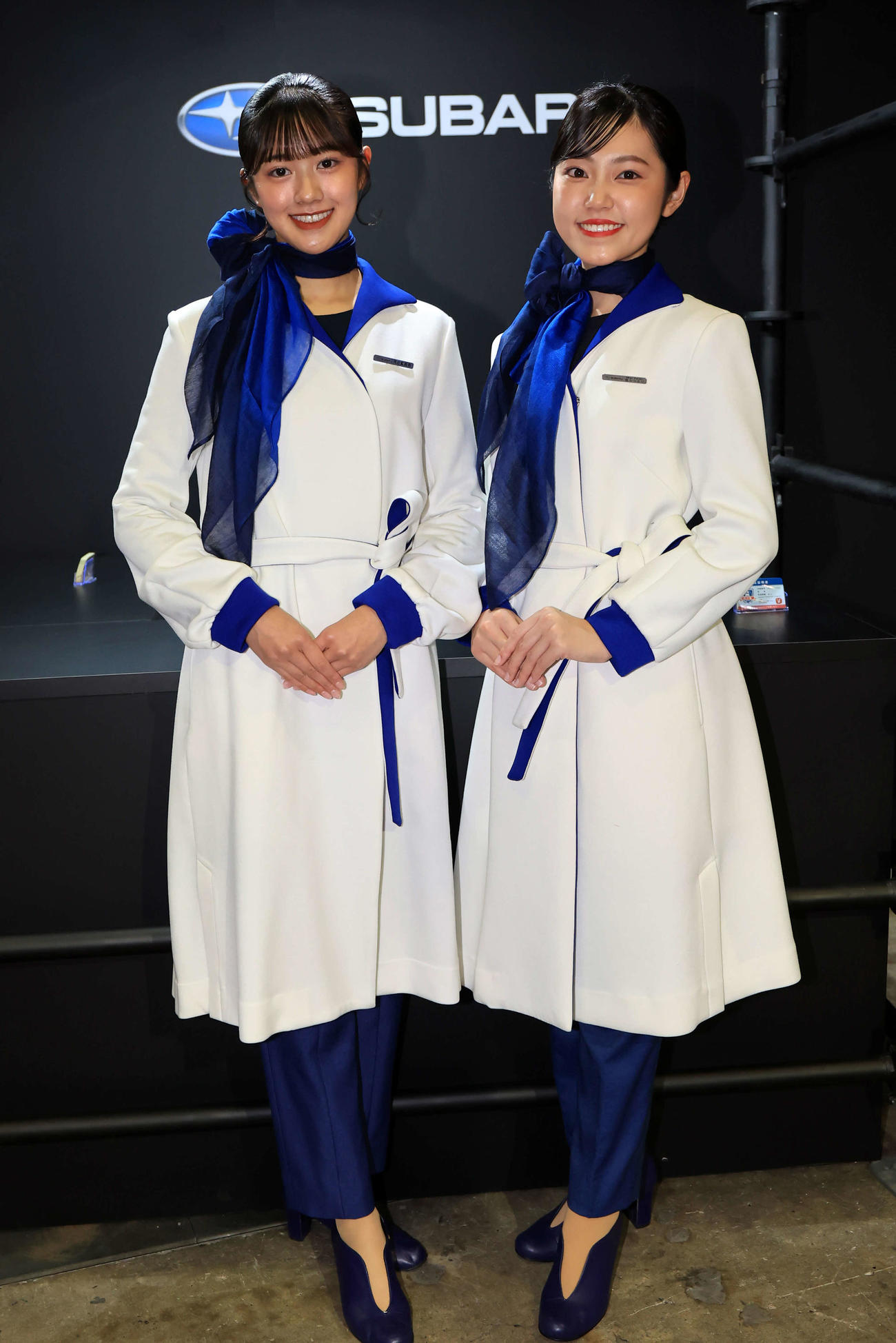 「TOKYO AUTO SALON 2024」でスバルのブースを彩るコンパニオンたち（撮影・浅見桂子）