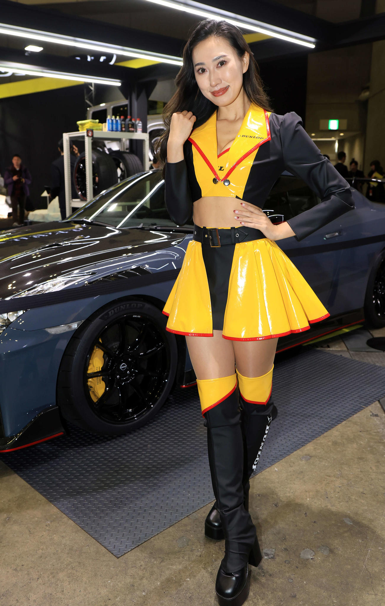 「TOKYO AUTO SALON 2024」でダンロップのブースを彩るコンパニオン（撮影・浅見桂子）