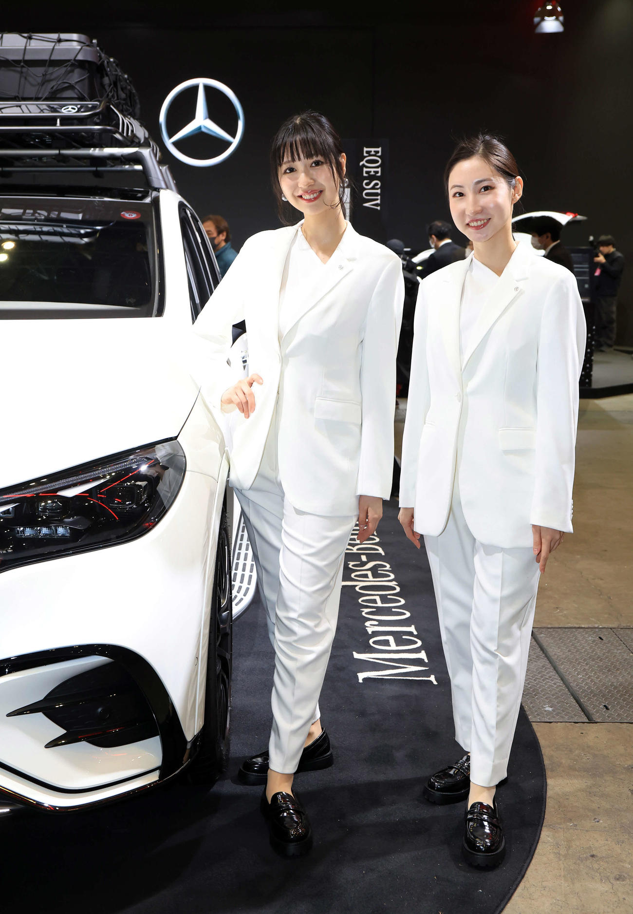 「TOKYO AUTO SALON 2024」でメルセデスのブースを彩るコンパニオン（撮影・浅見桂子）