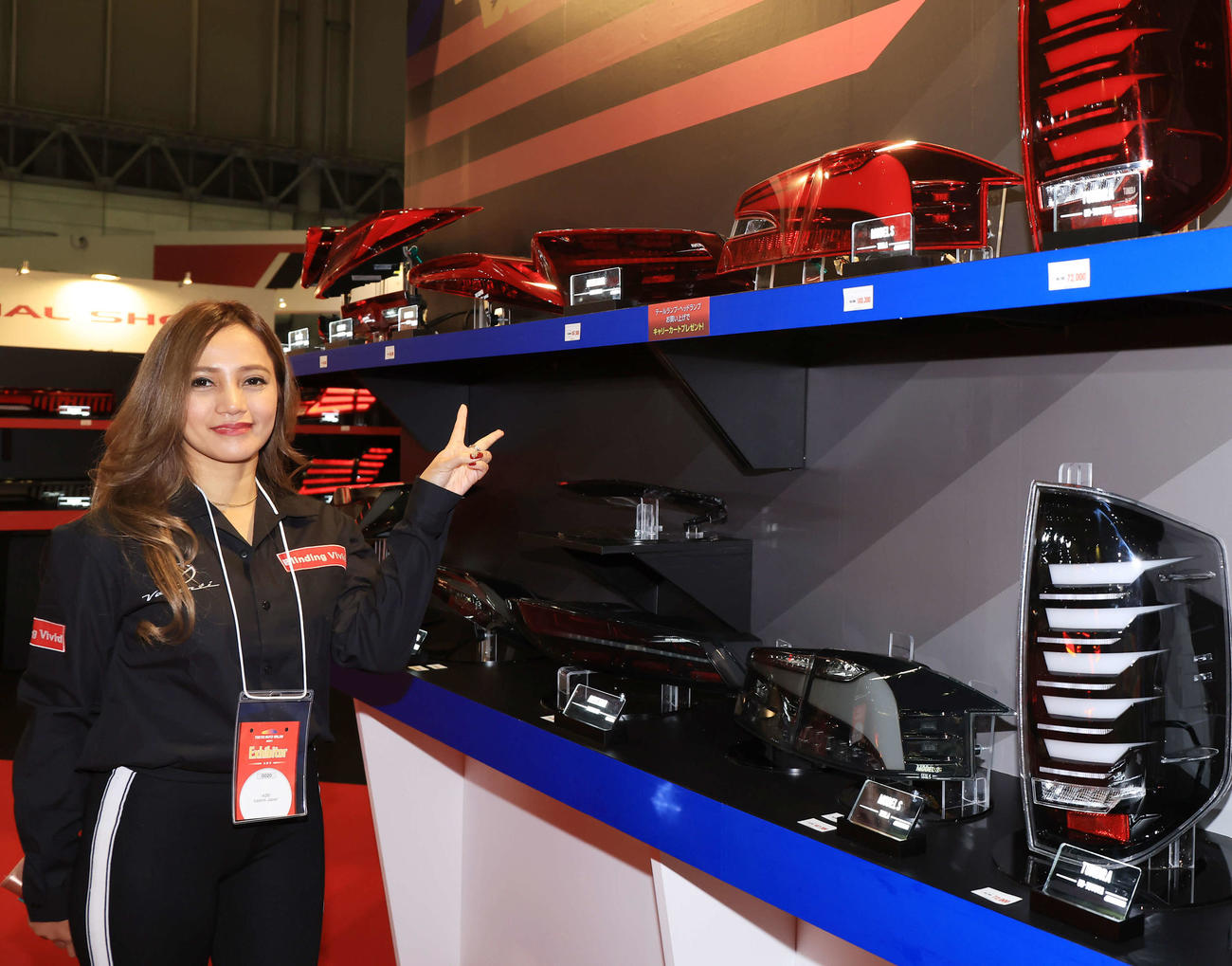 「TOKYO AUTO SALON 2024」で各ブースを彩るコンパニオン（撮影・浅見桂子）