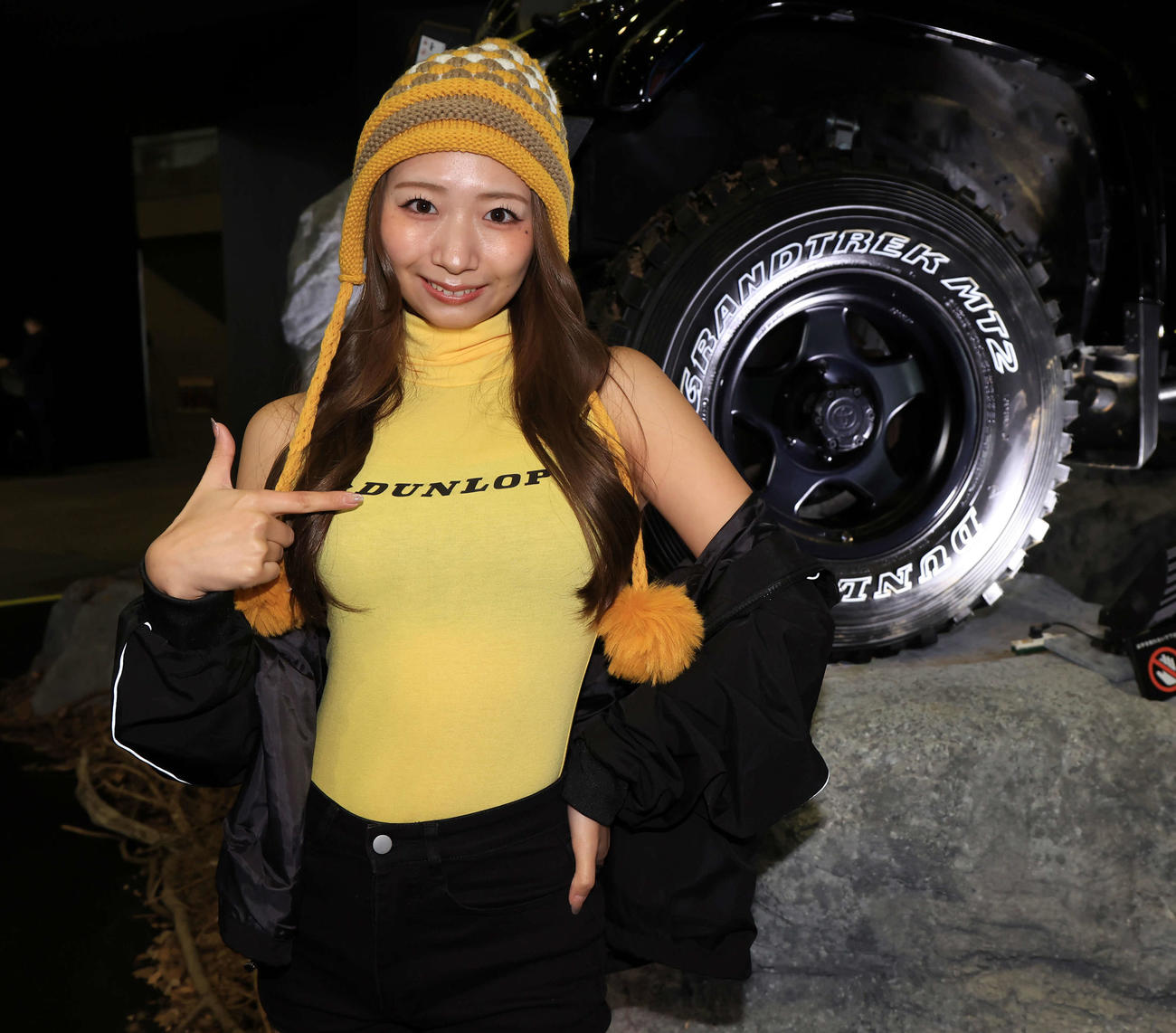 「TOKYO AUTO SALON 2024」でダンロップのブースを彩るコンパニオン（撮影・浅見桂子）