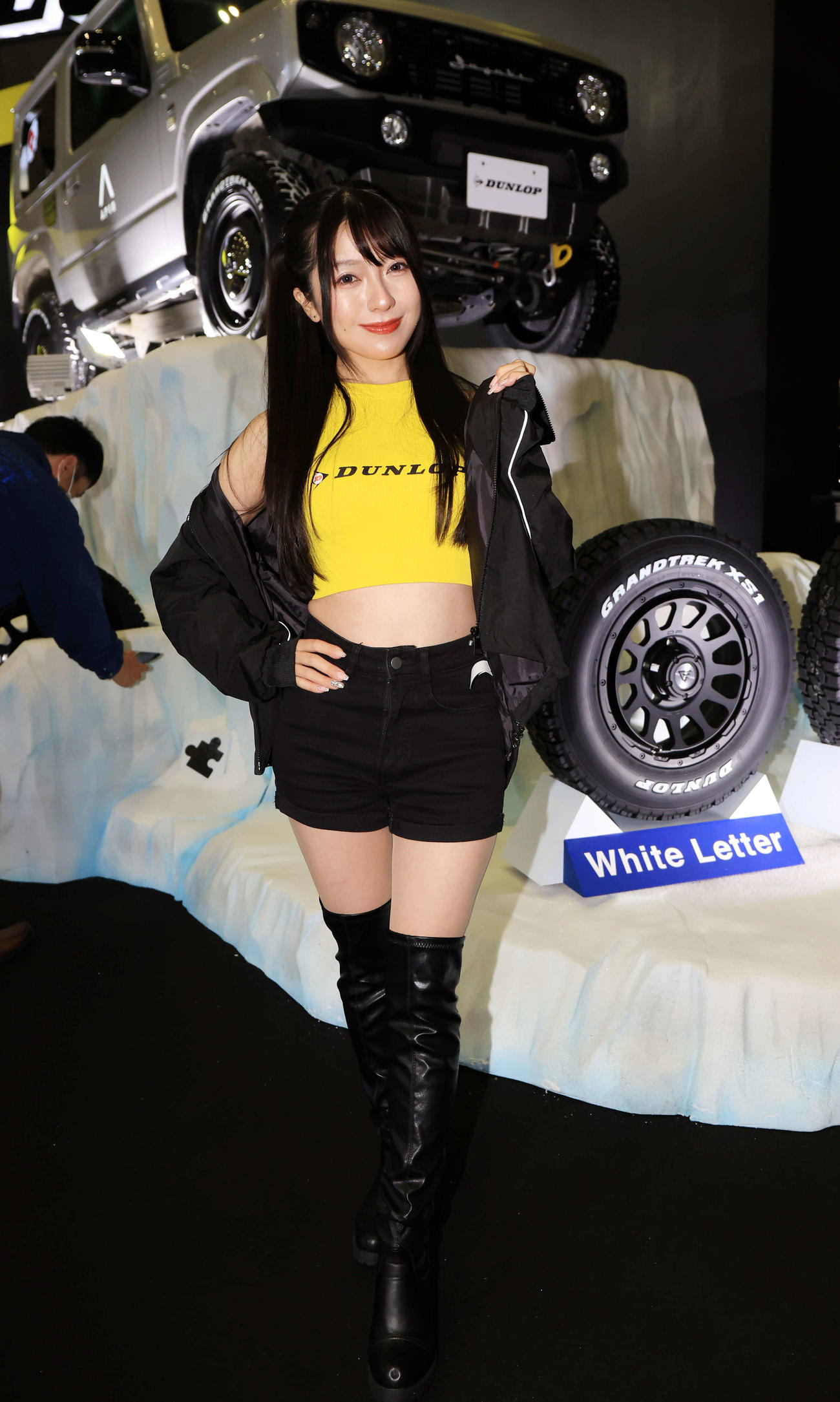 「TOKYO AUTO SALON 2024」でダンロップのブースを彩るコンパニオン（撮影・浅見桂子）