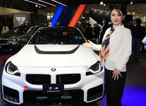 「TOKYO AUTO SALON 2024」でBMWのブースを彩るコンパニオン（撮影・浅見桂子）